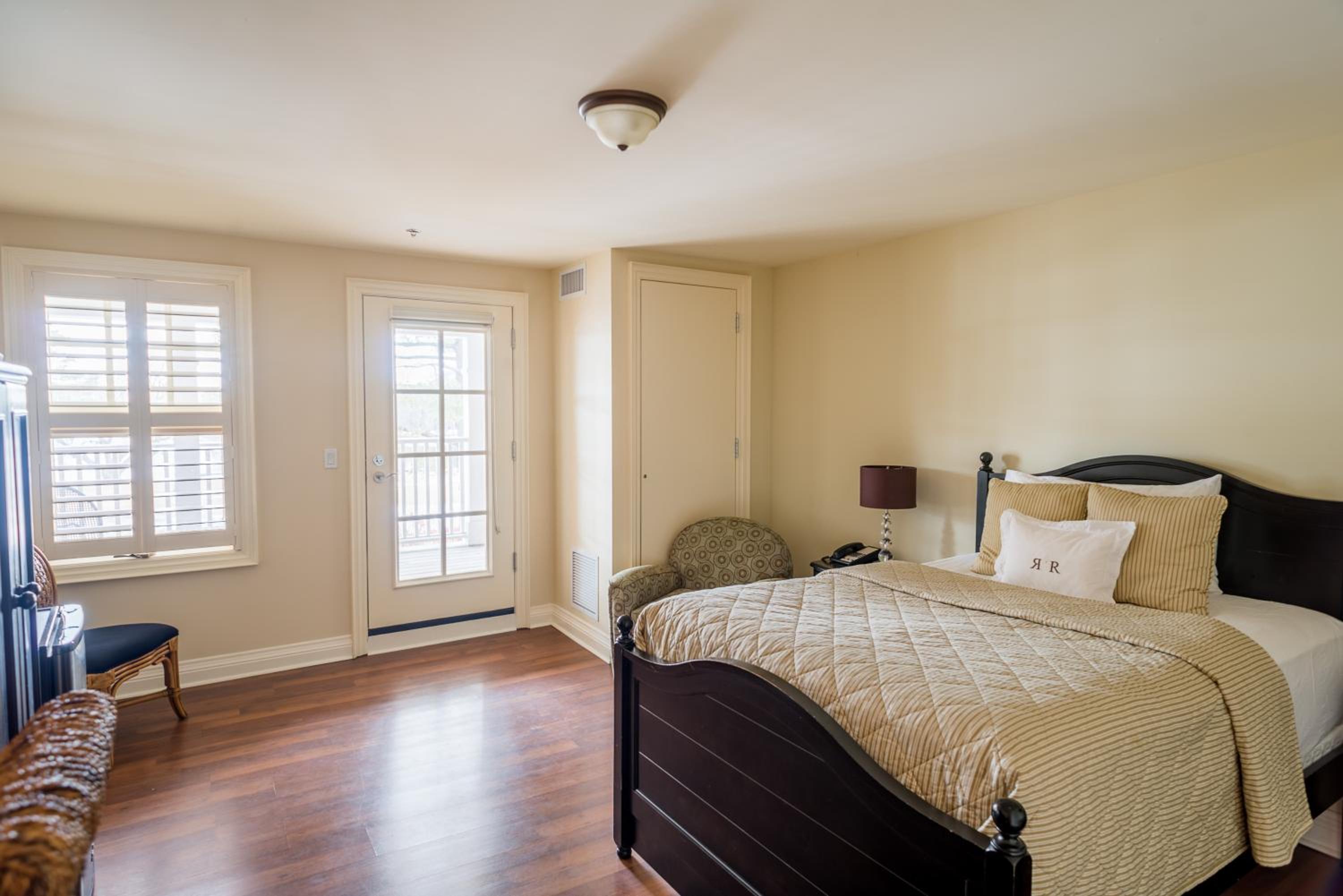 Junior Queen Suite with Water View - Non-Smoking