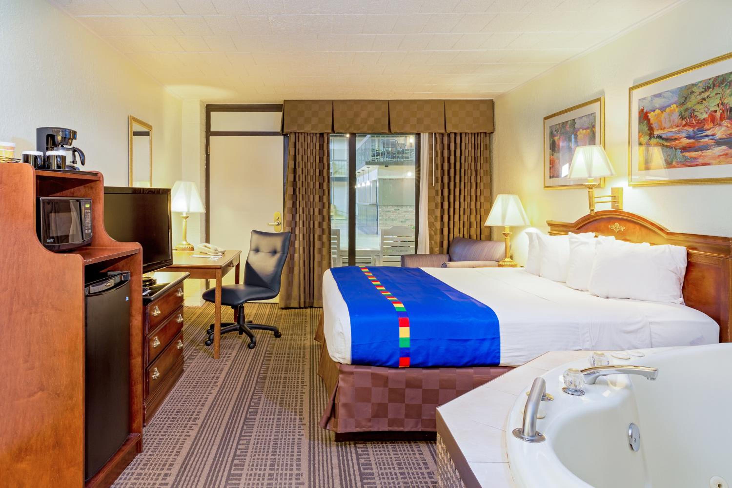 Premium King Room with Whirlpool and Balcony - Non-Smoking photo 3