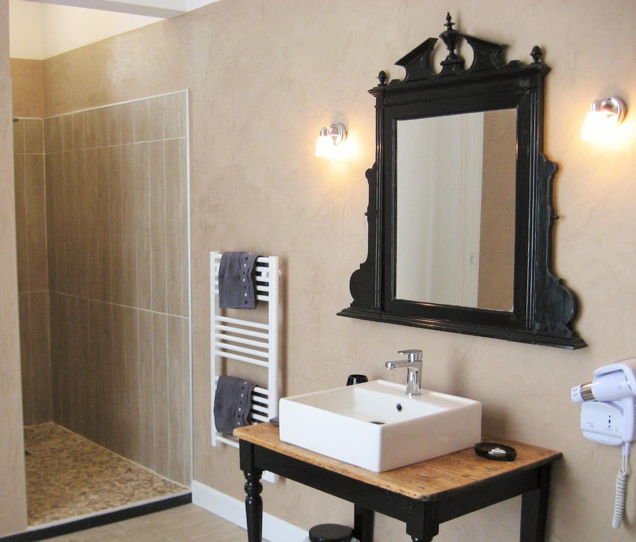 Queen Suite with Spa Bath photo 3