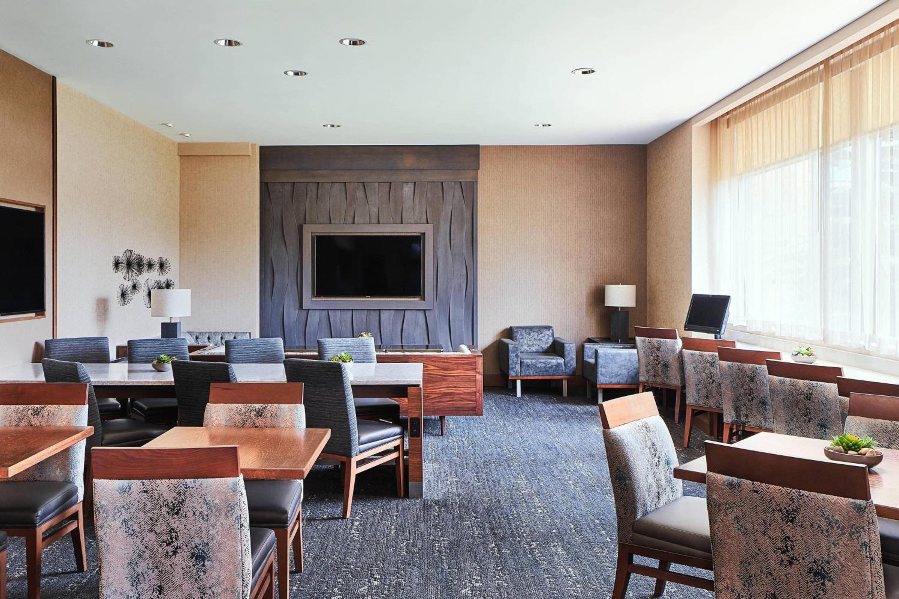 Concierge Level King Room - Photo 8