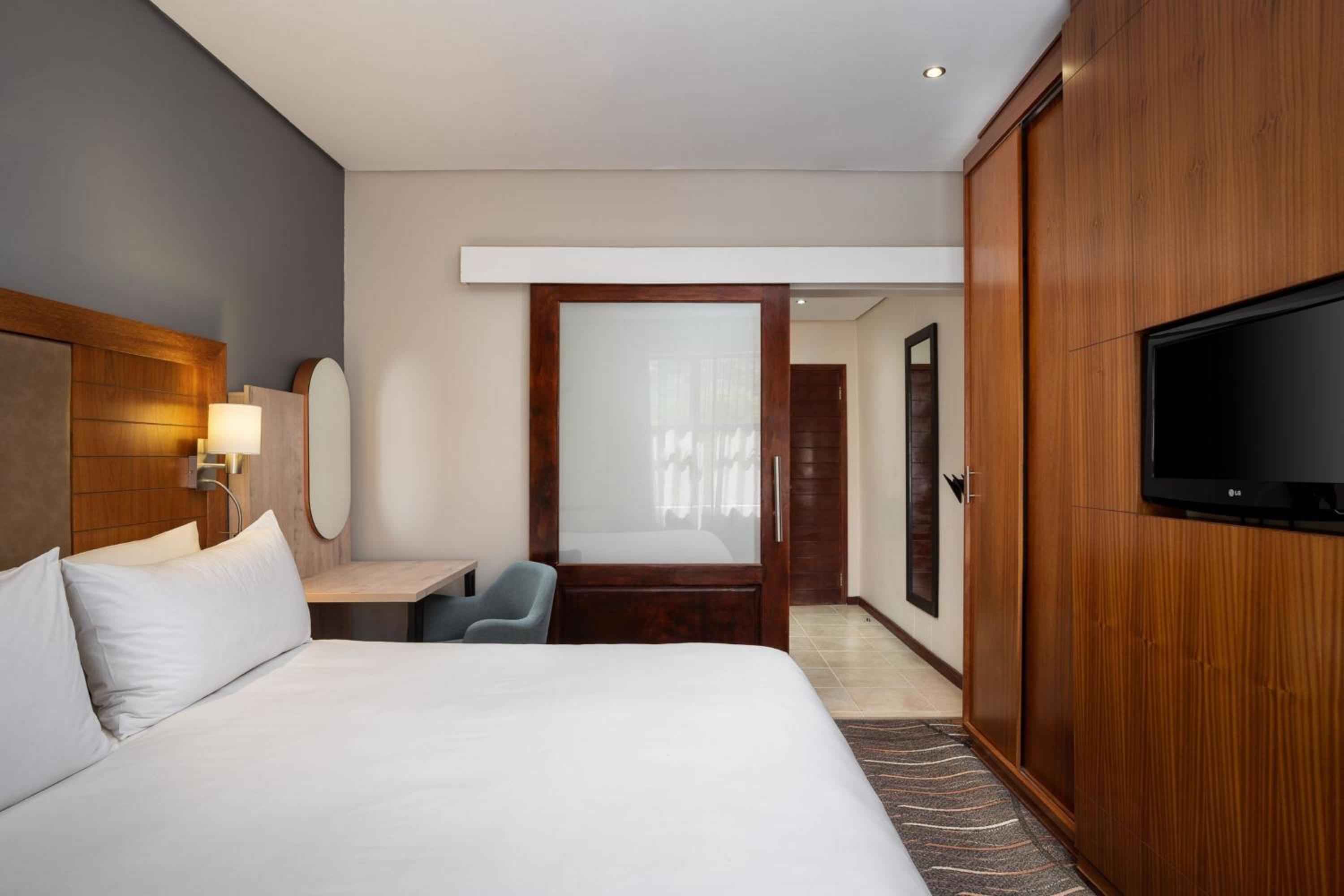 Guest Room, 1 King - Photo 15