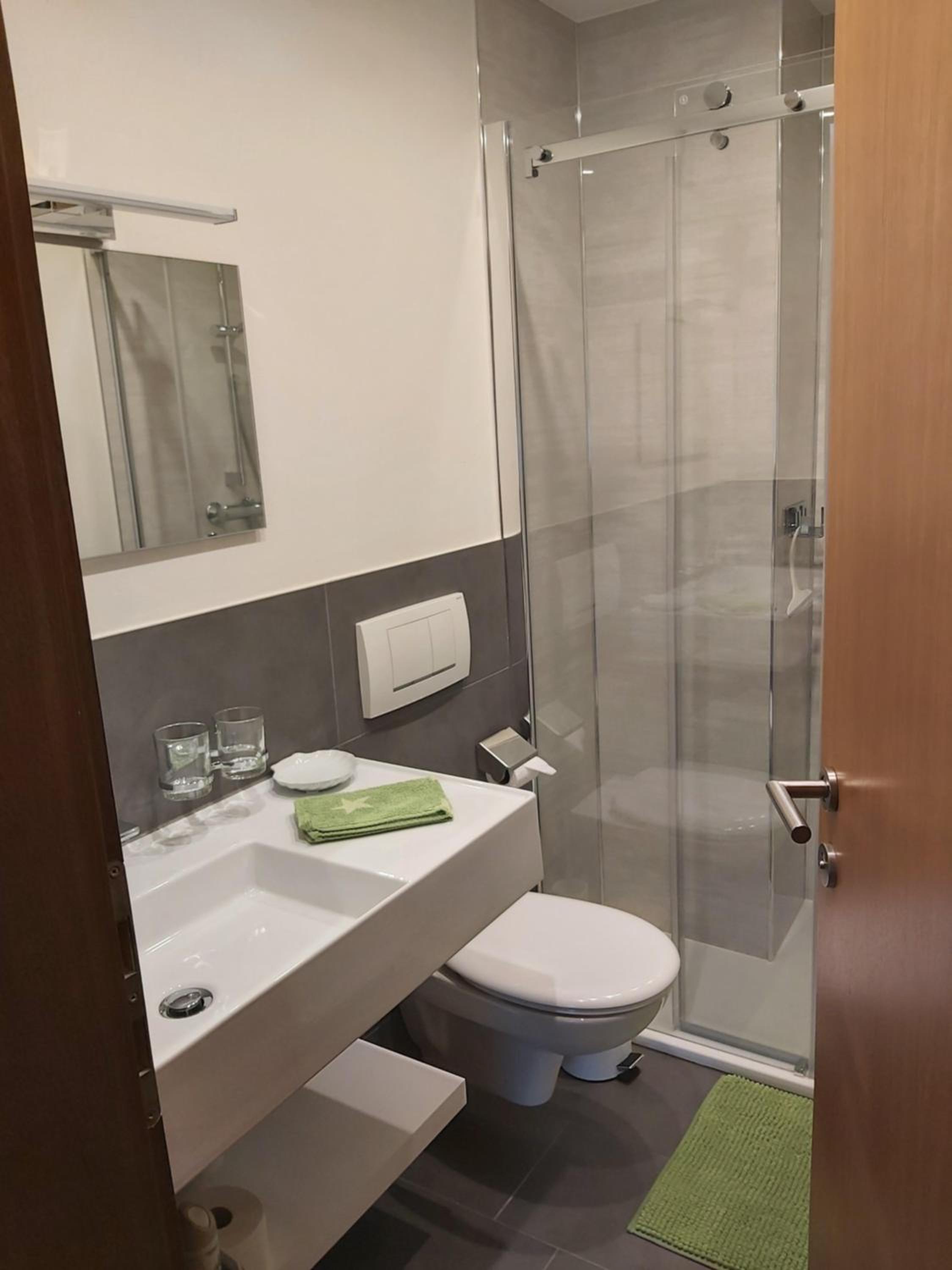 Apartment with Shower photo 3