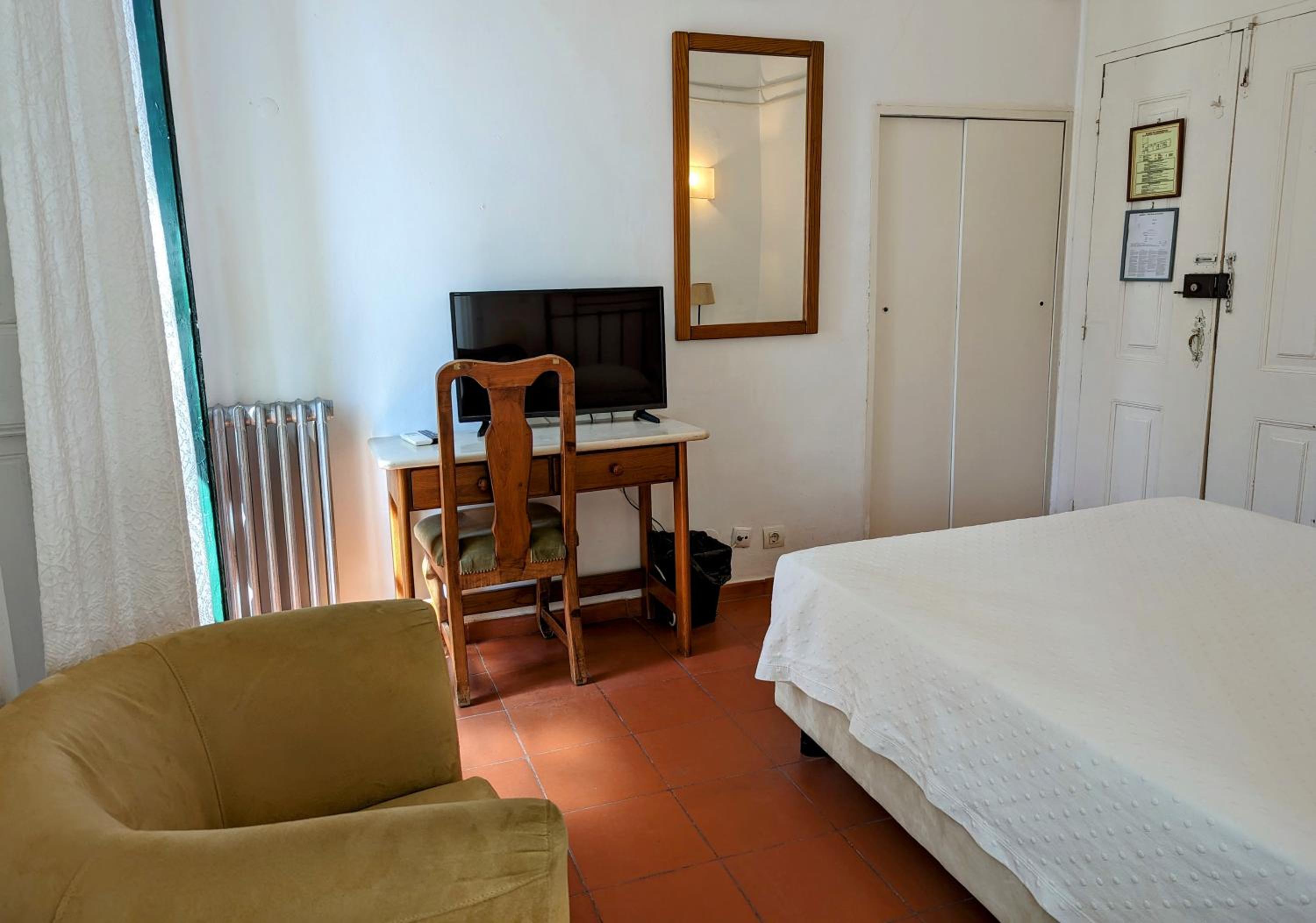 Double Room - Photo 5