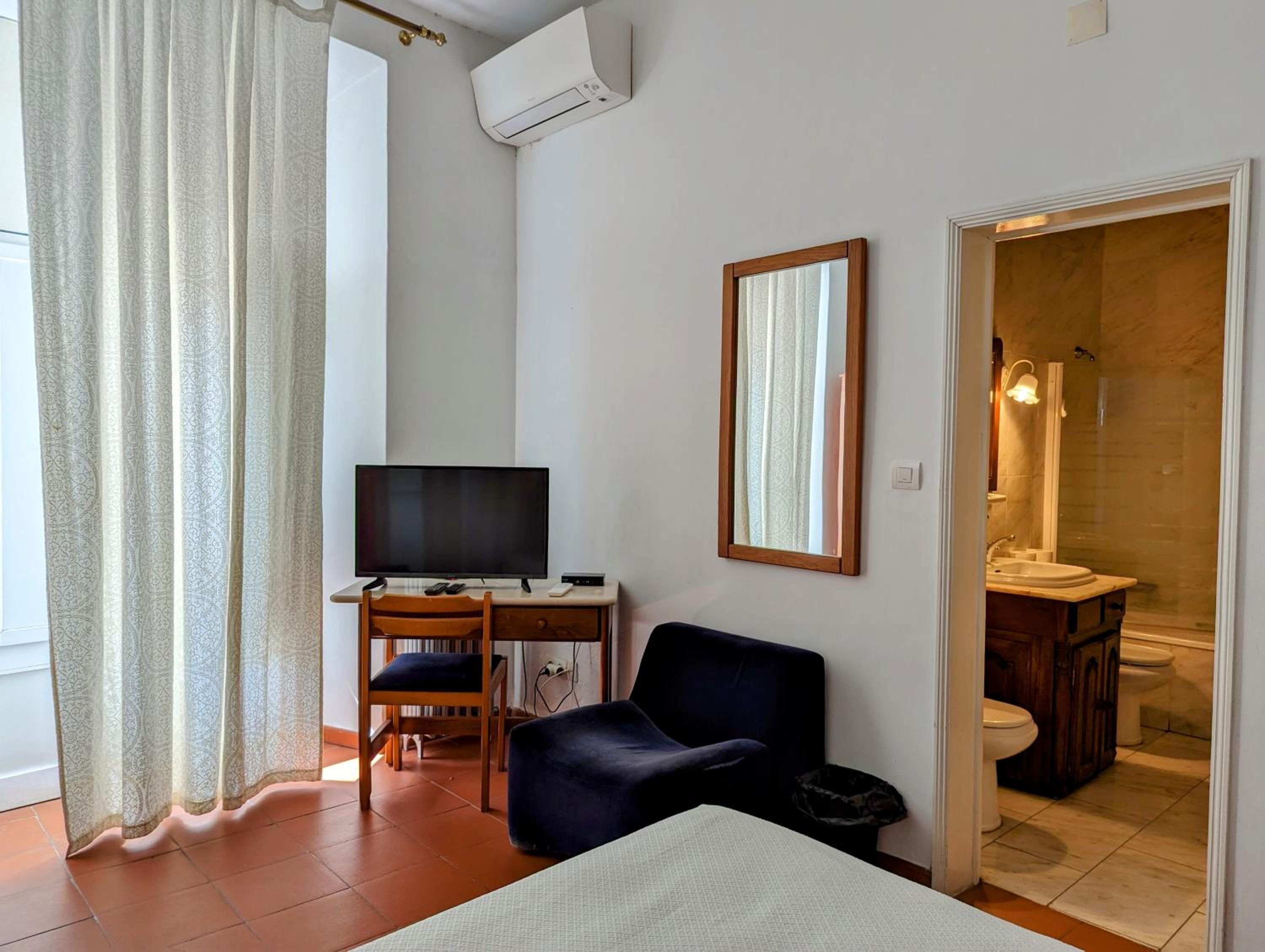 Double Room - Photo 2