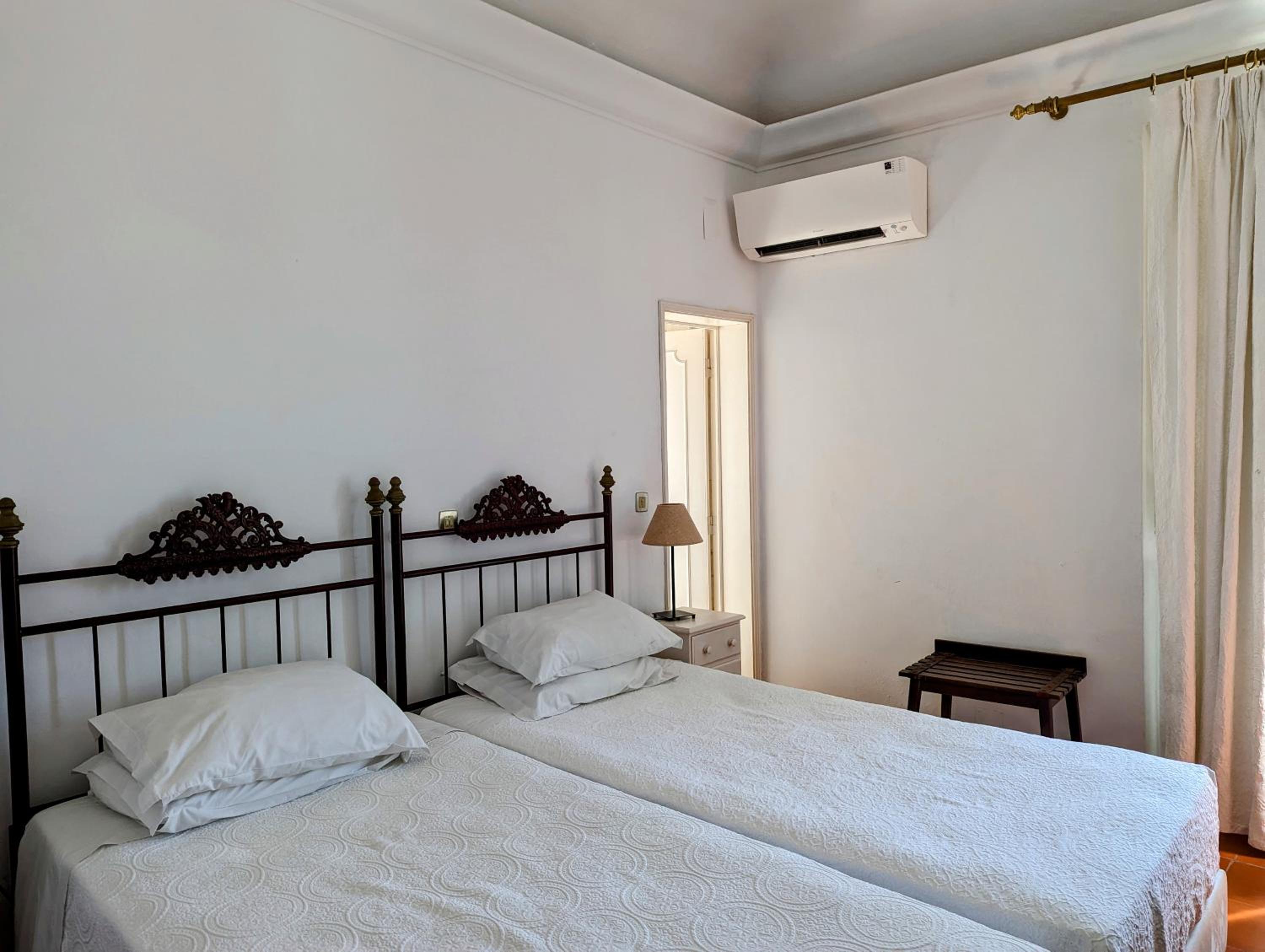 Twin Room - Photo 2