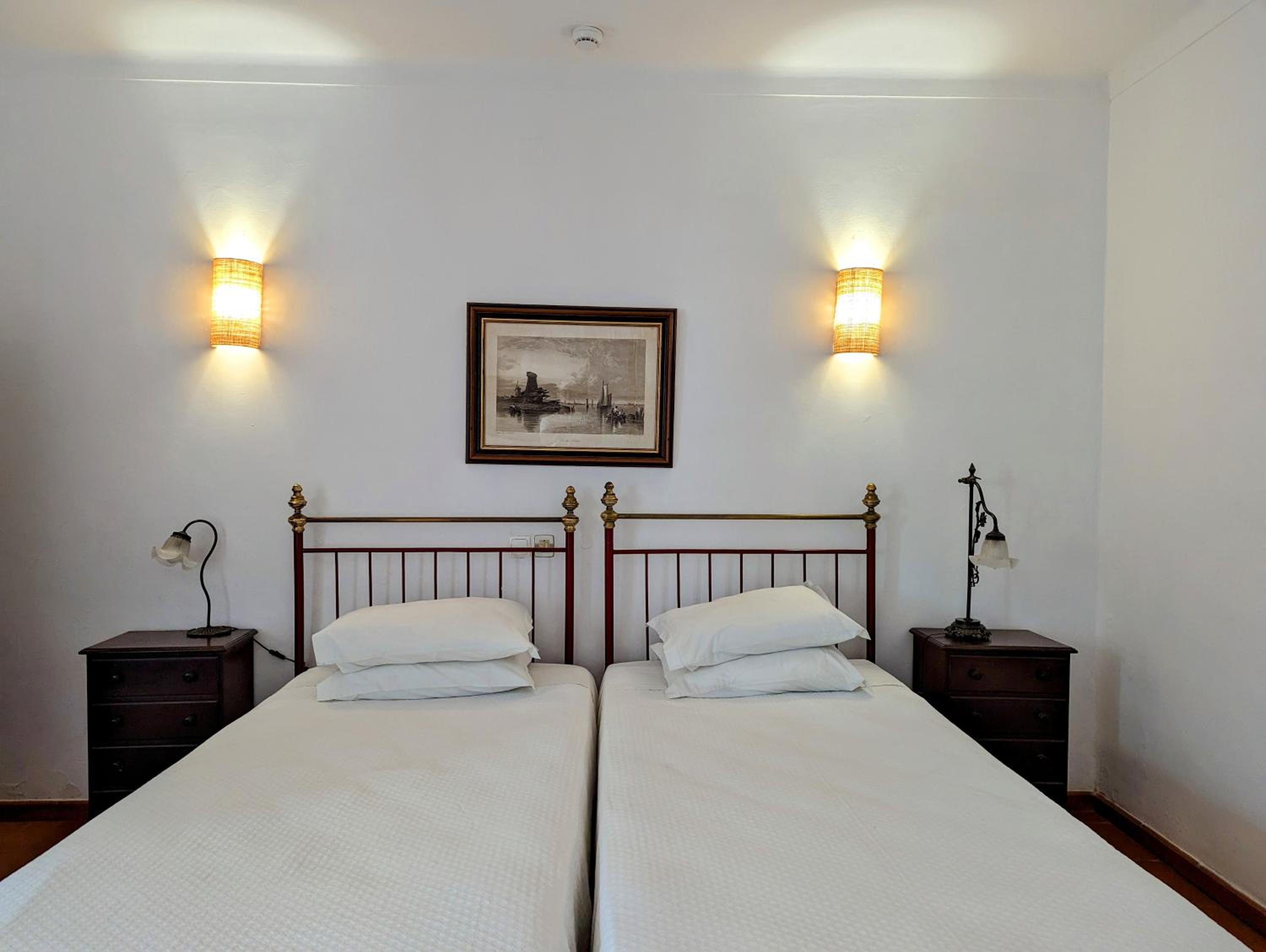 Twin Room with Extra Bed - Photo 2