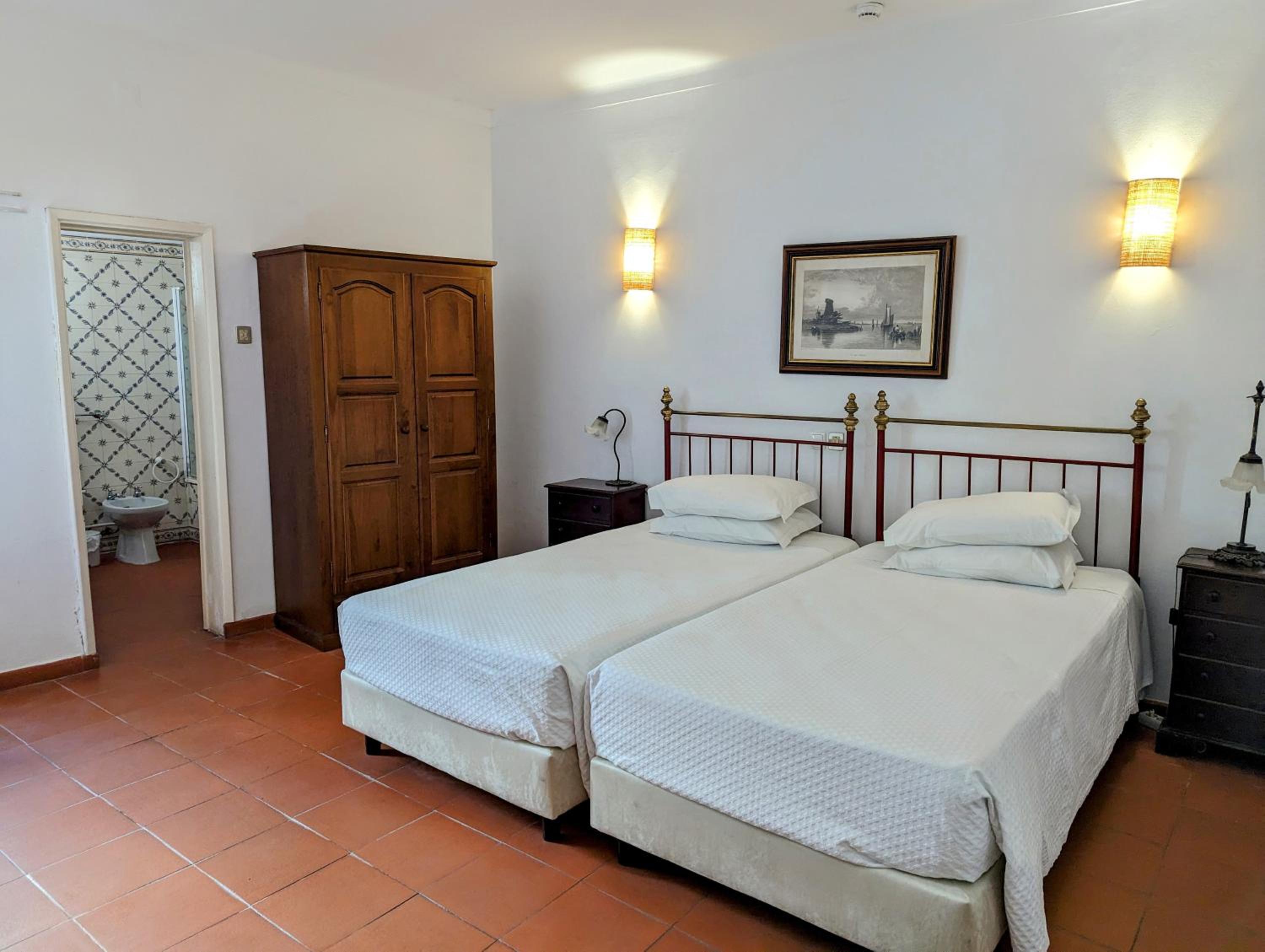 Twin Room with Extra Bed - Photo 1