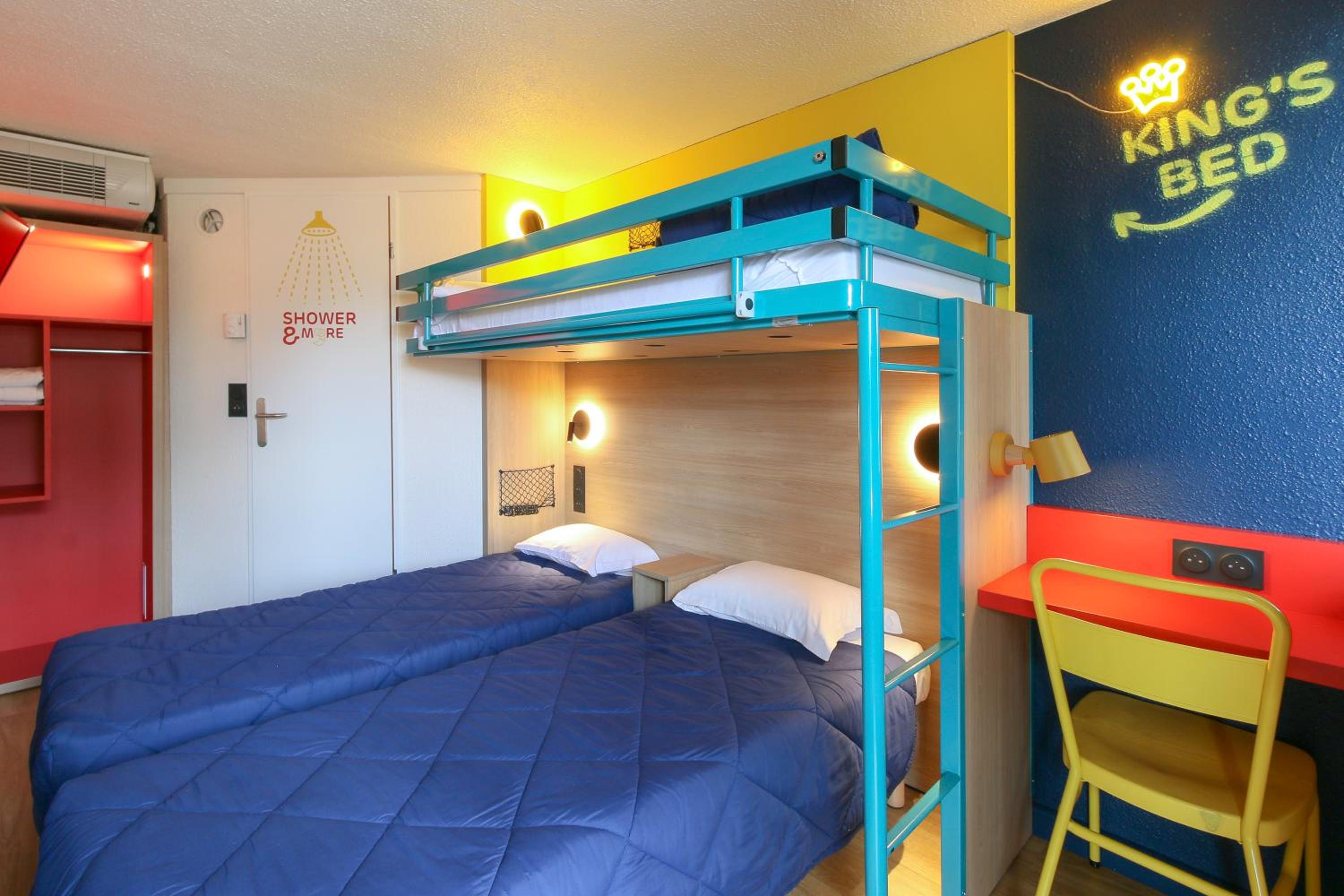 Triple Room (1 Double Bed + 1 Single Bed) - Photo 13