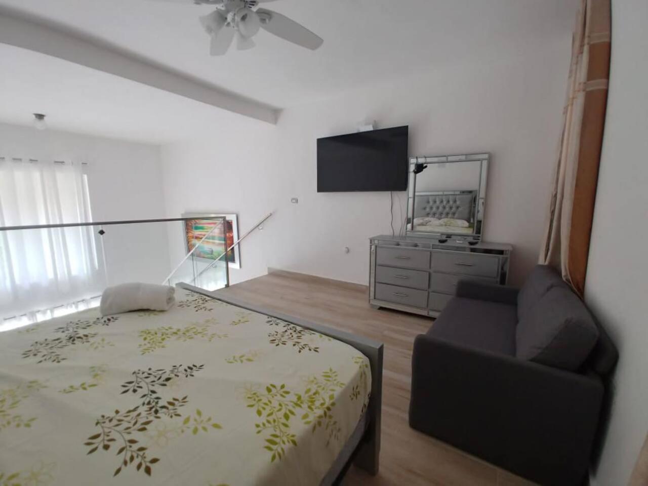 One-Bedroom Apartment photo 1
