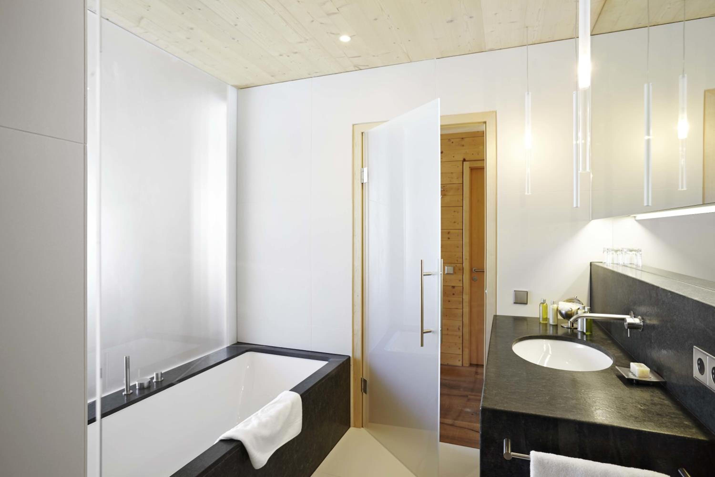 Junior Suite with Balcony - Photo 5