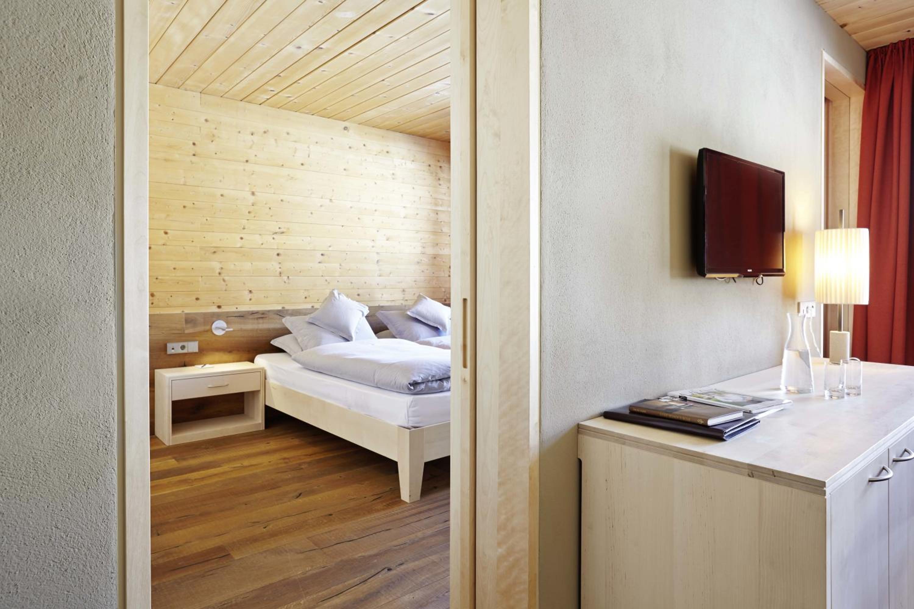 Junior Suite with Balcony - Photo 3