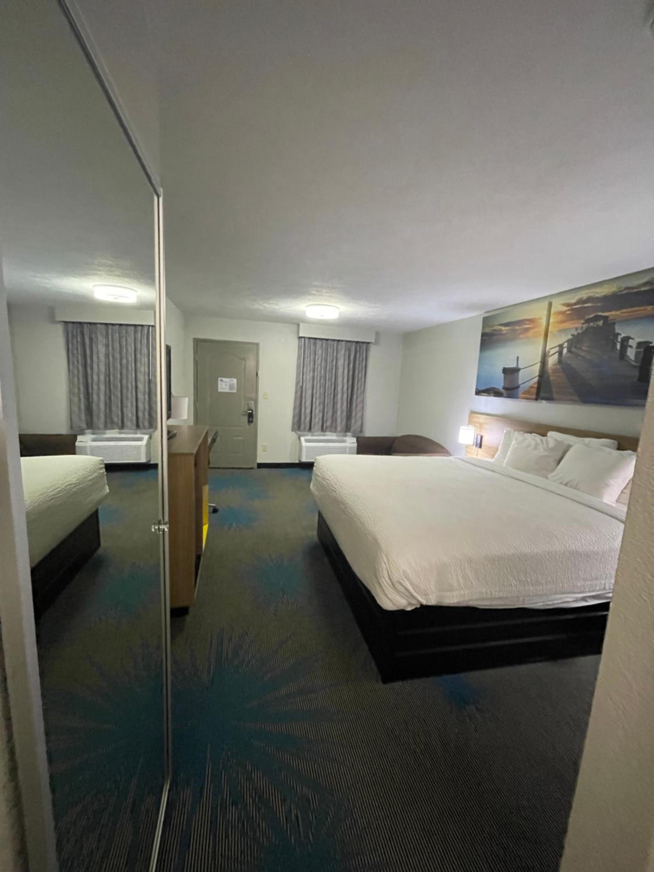 King Room - Non-Smoking - Photo 5