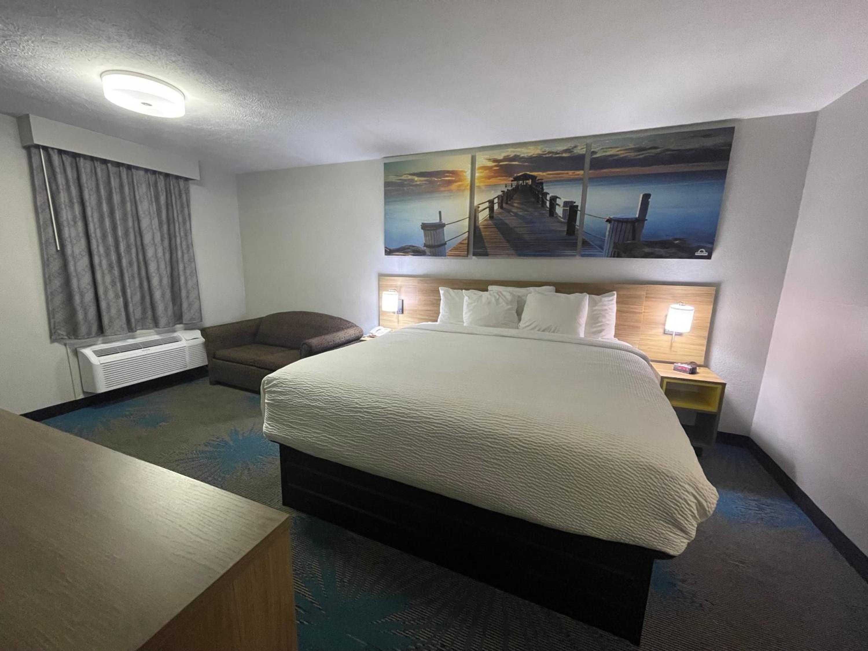 Room with King Bed, Non-Smoking - Photo 5