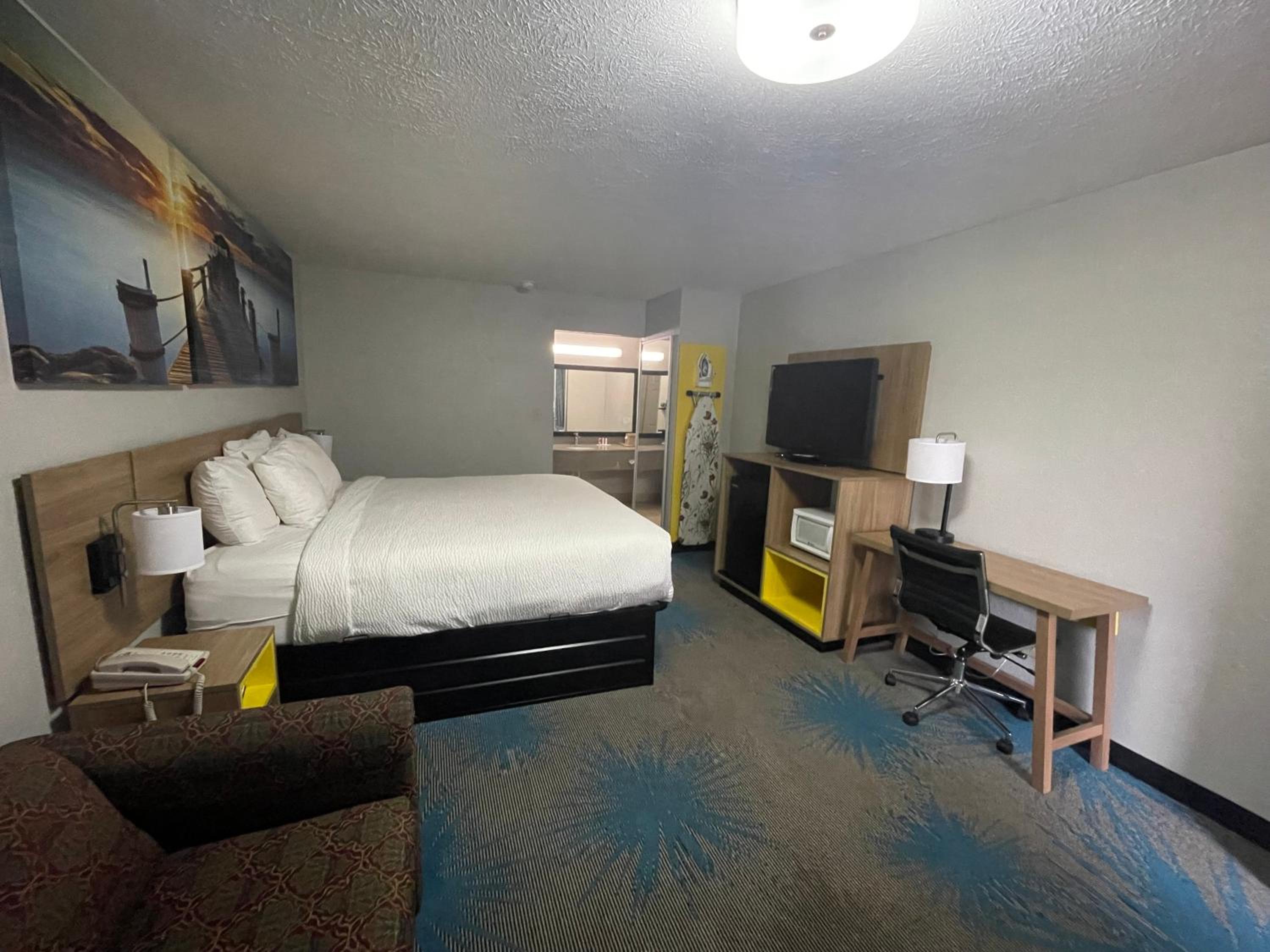 Room with King Bed, Non-Smoking - Photo 4