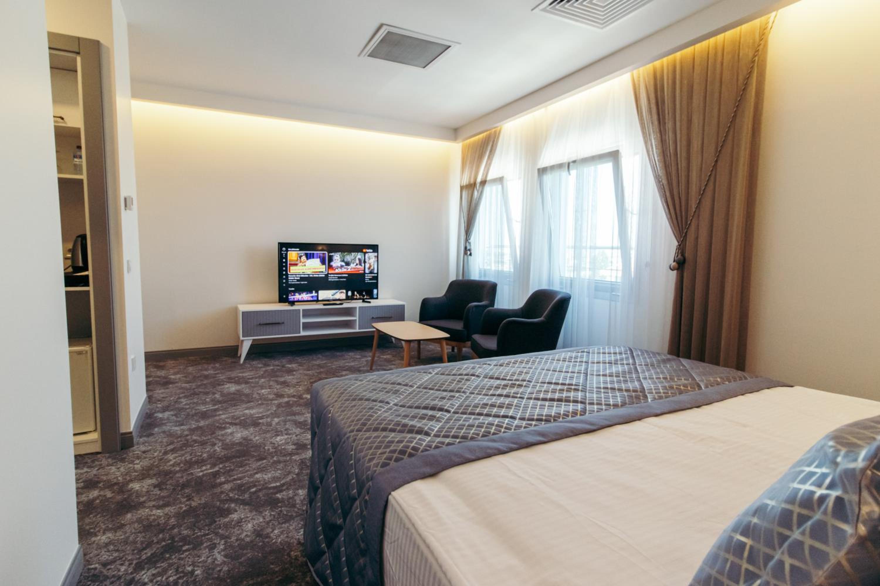 Suite with City View - Photo 2