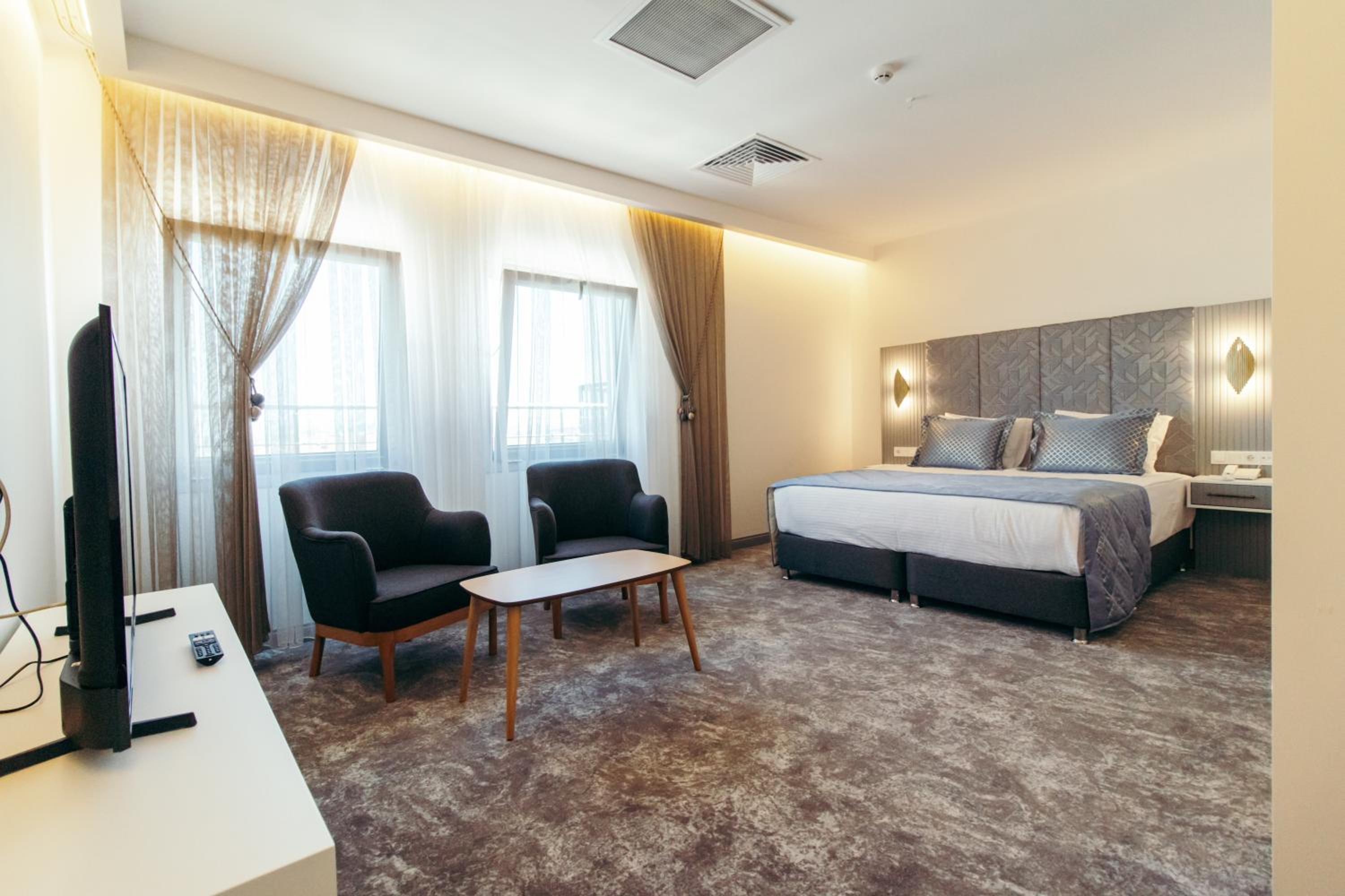 Suite with City View - Photo 3