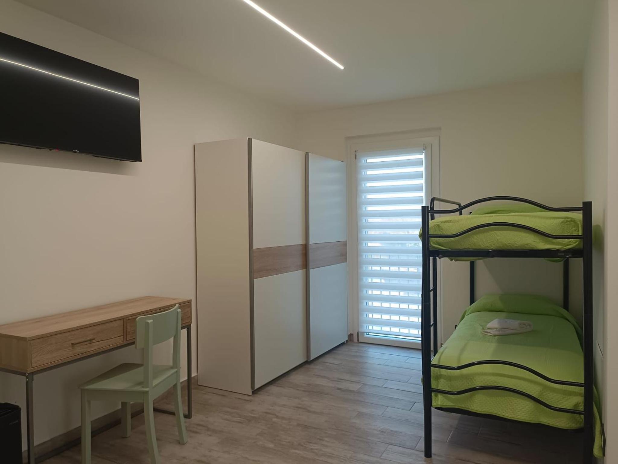 Quadruple Room with Private Bathroom - Photo 4