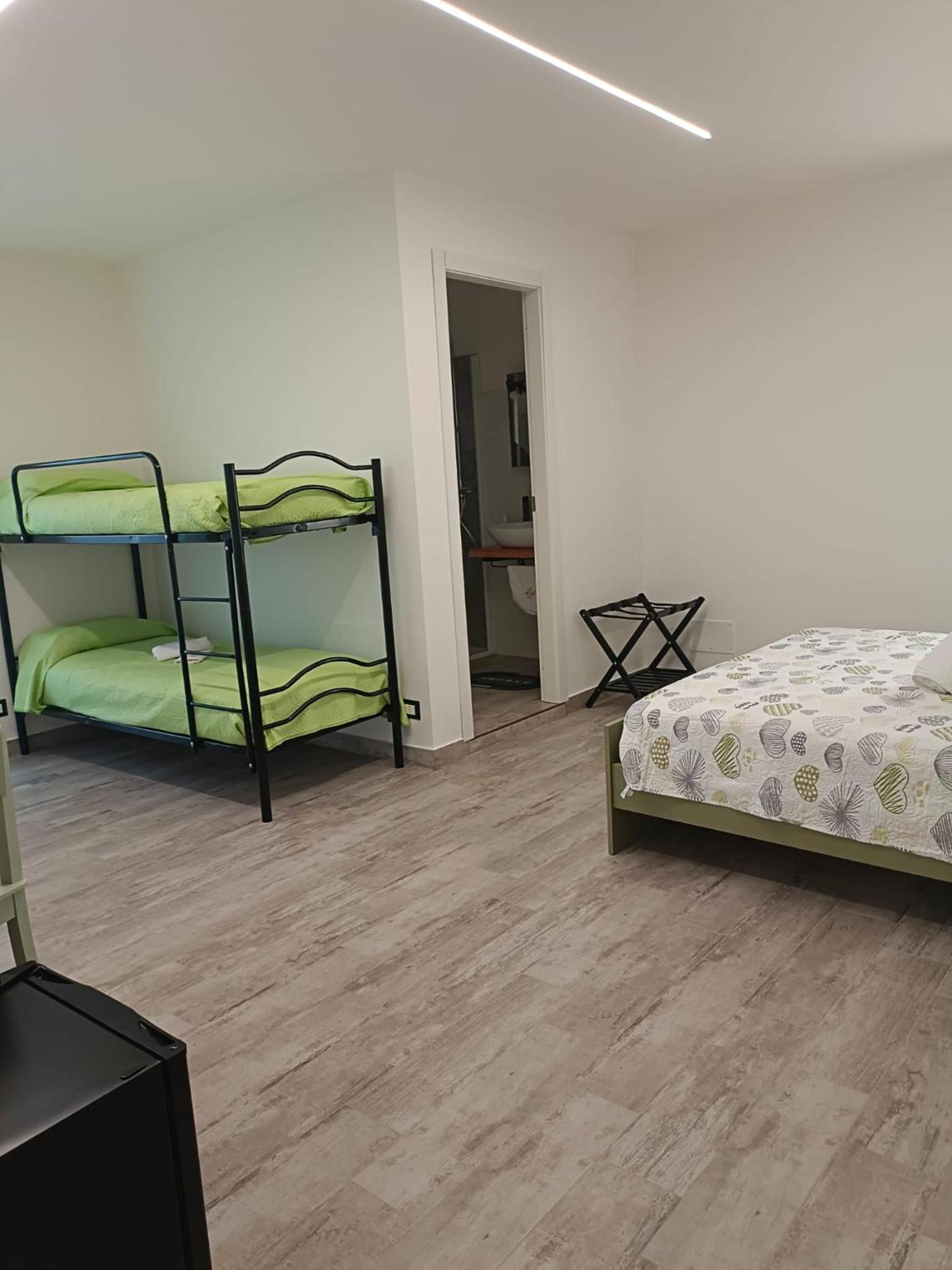 Quadruple Room with Private Bathroom - Photo 3