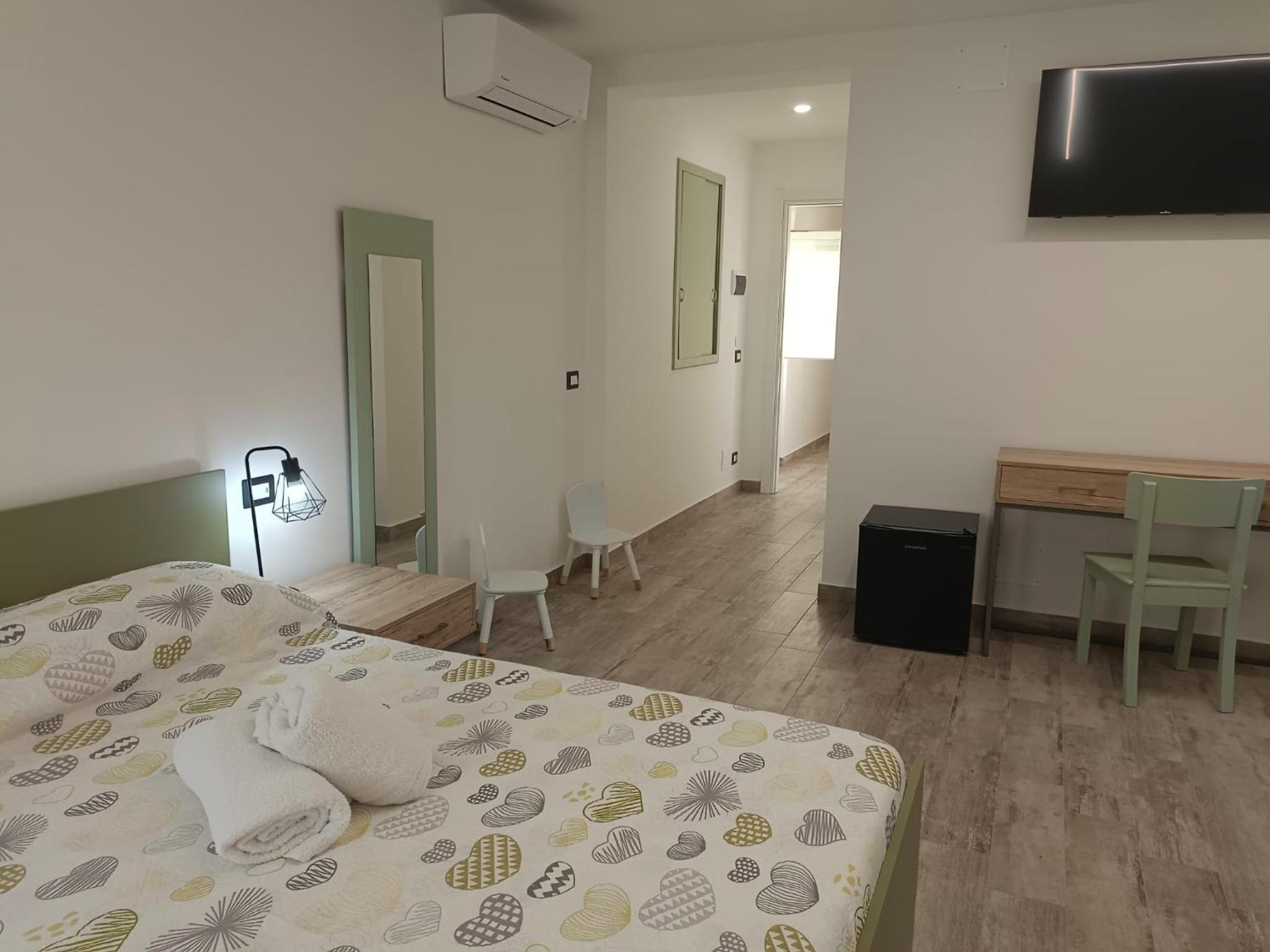 Quadruple Room with Private Bathroom - Photo 10
