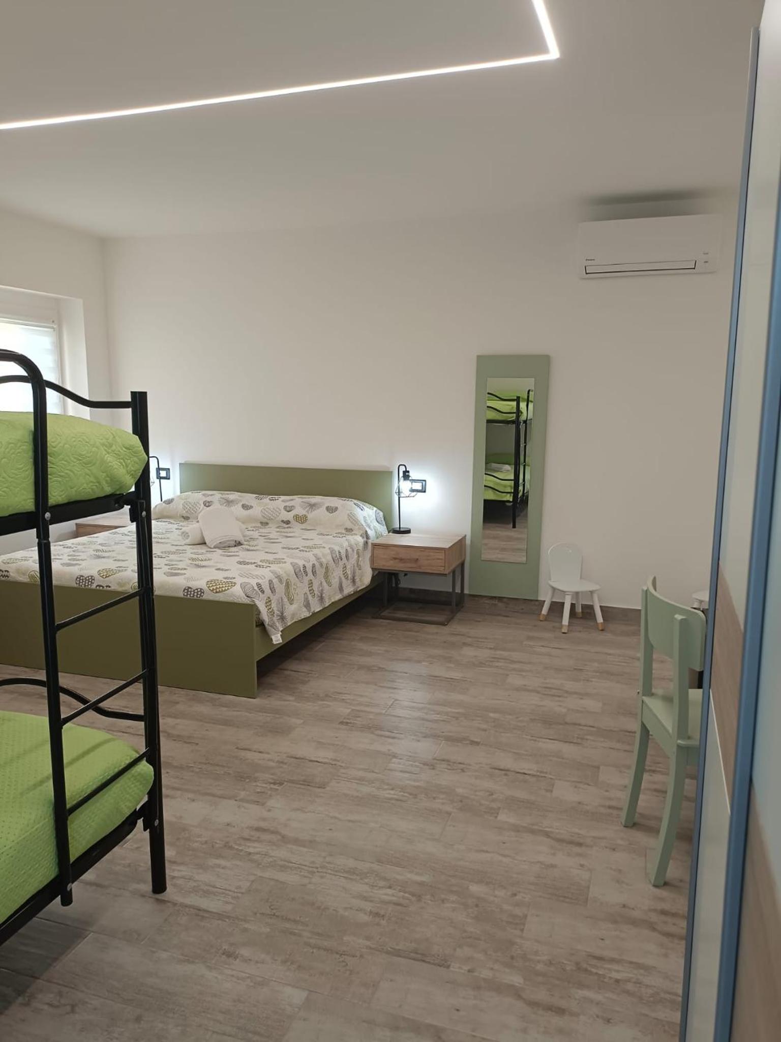 Quadruple Room with Private Bathroom - Photo 13