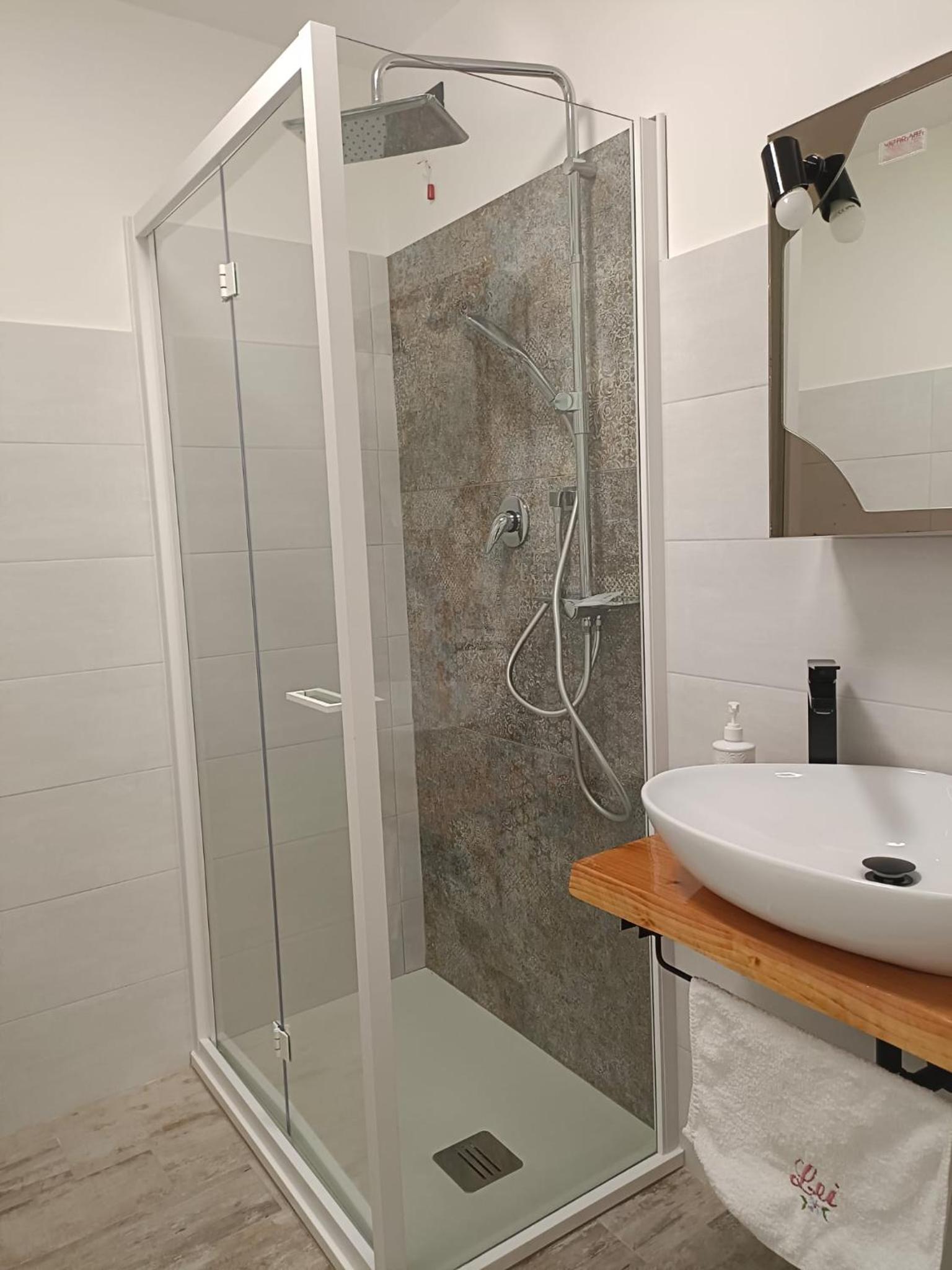 Quadruple Room with Private Bathroom - Photo 6