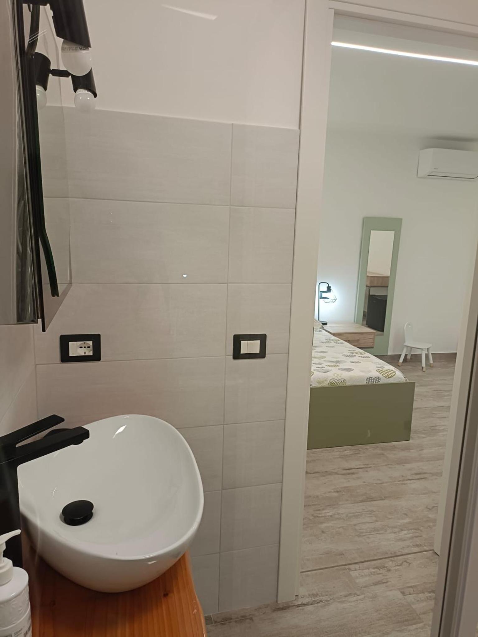 Quadruple Room with Private Bathroom - Photo 11