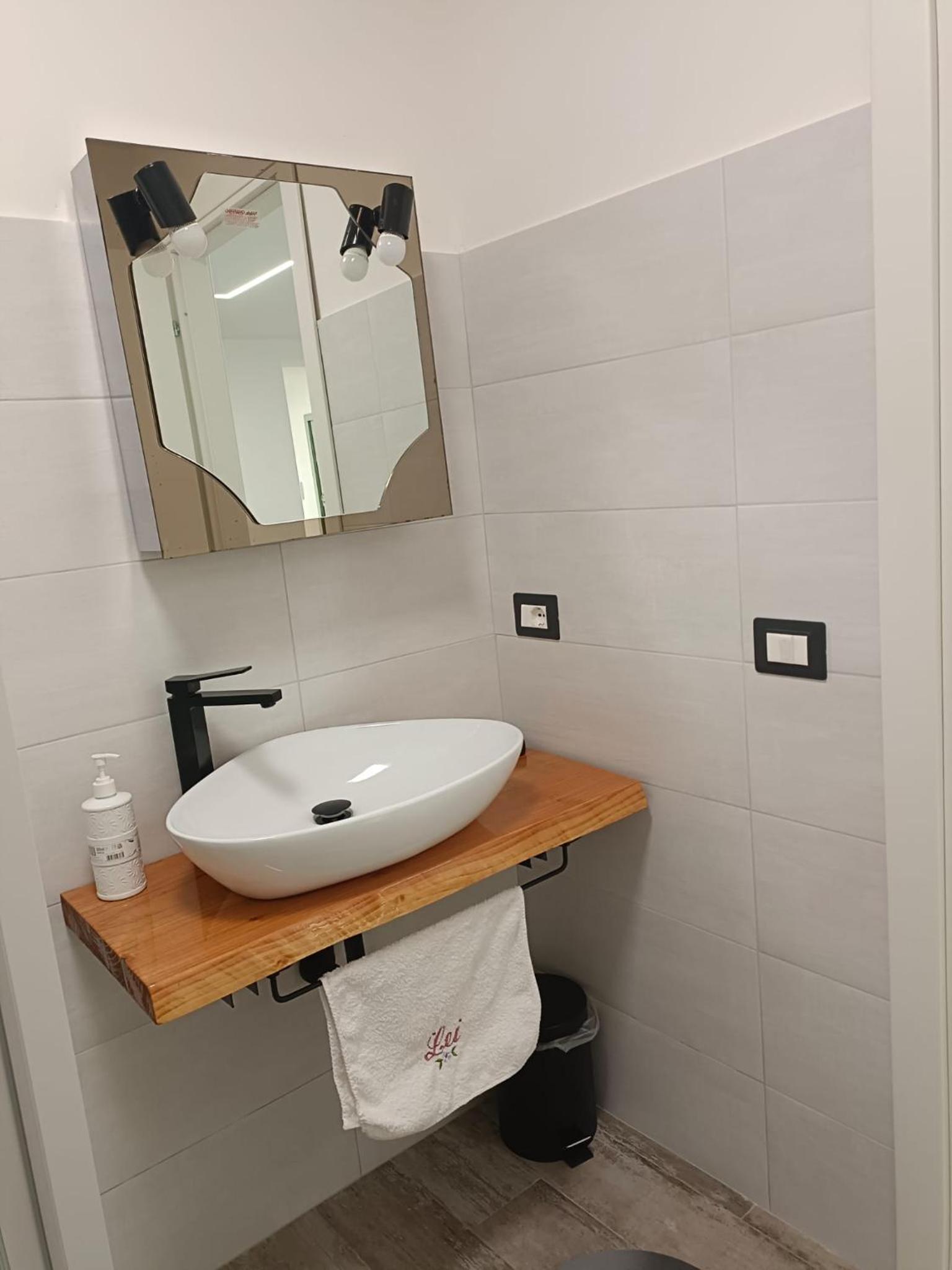 Quadruple Room with Private Bathroom - Photo 7