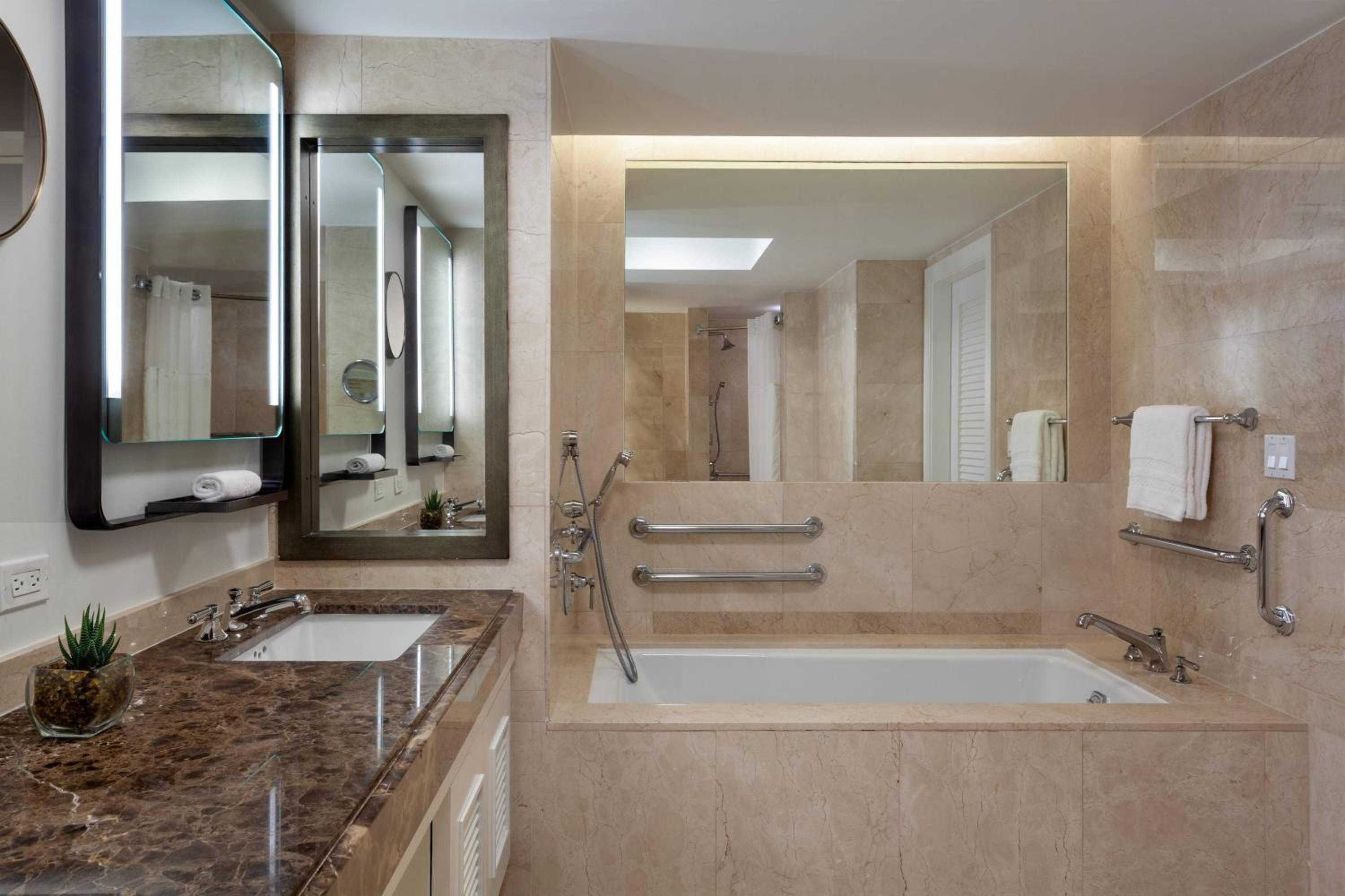 Queen Room with Two Queen Beds, Balcony, Partial Ocean View and Mobility Accessible Tub - Photo 2