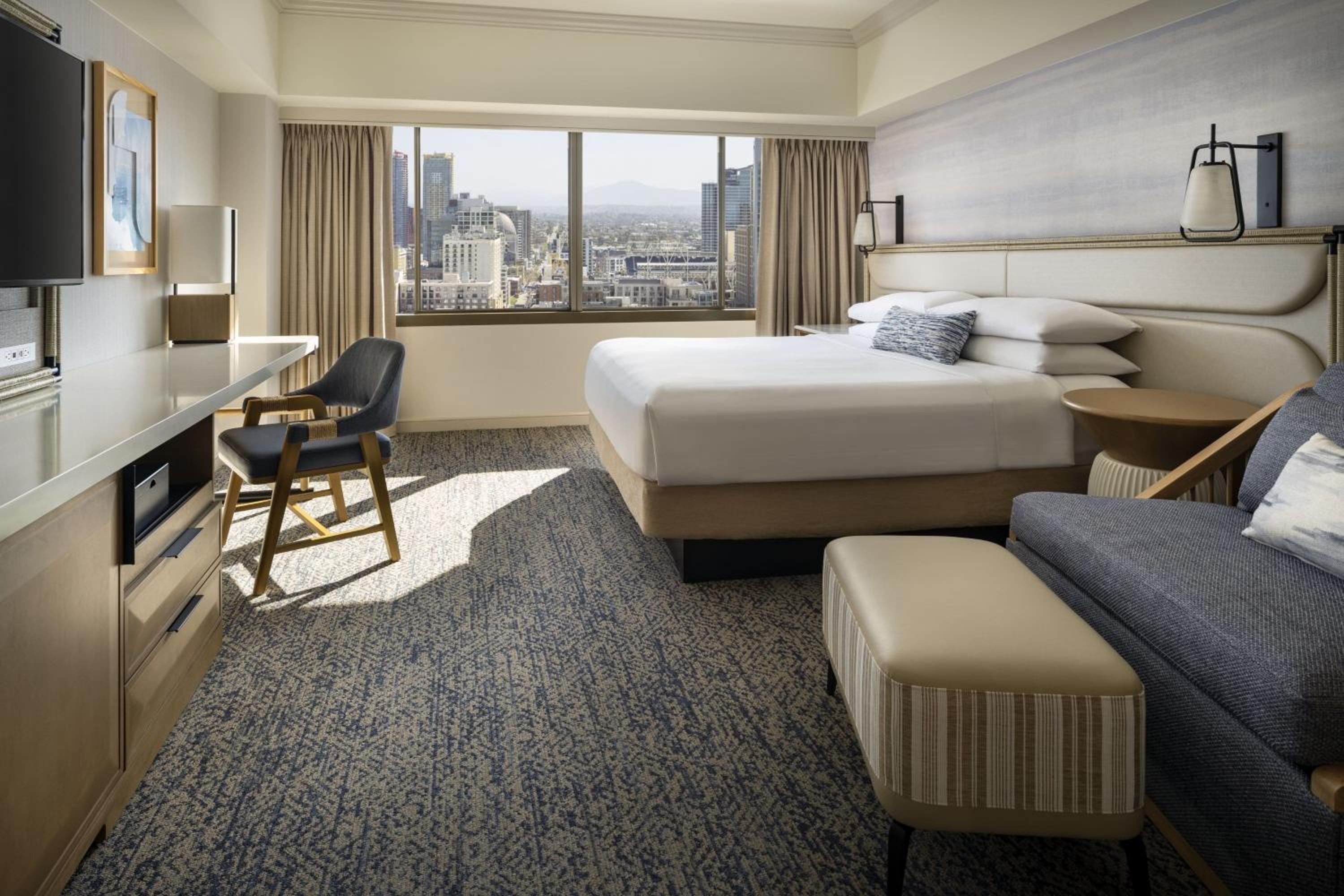 Guest room, 1 King, City view - Photo 1