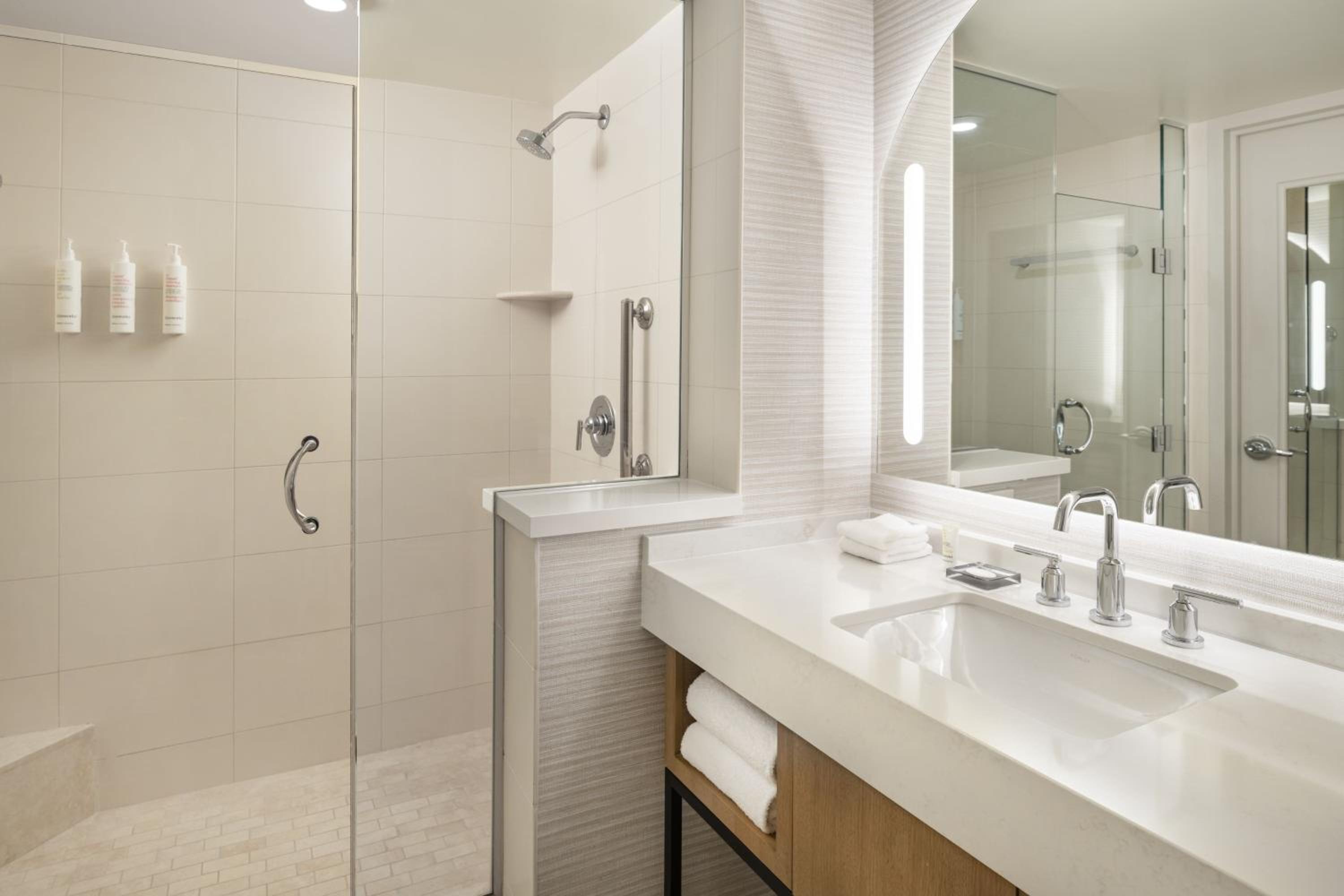 Guest room, 1 King, City view - Photo 2