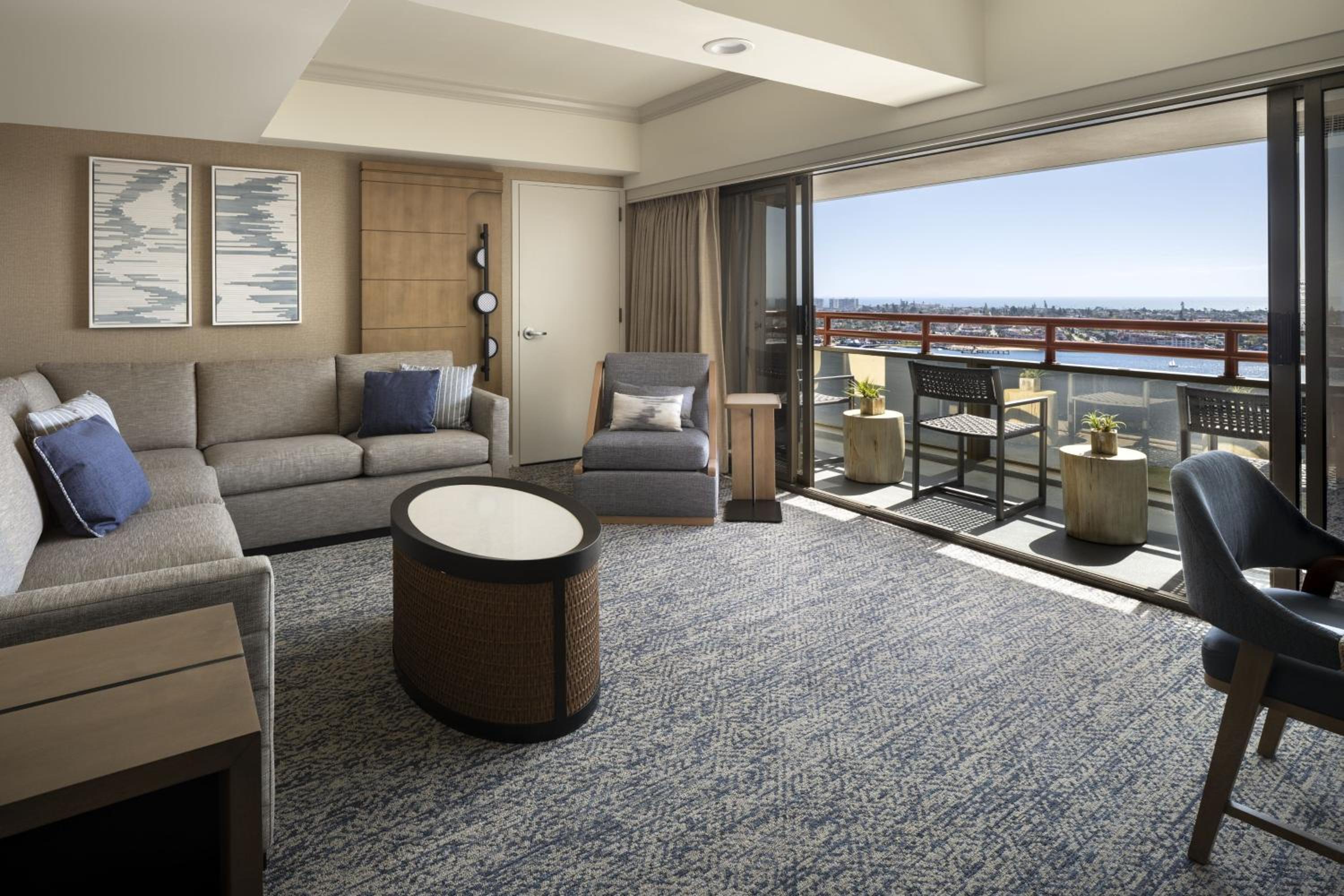 1 Bedroom Executive Suite, 1 King, Sofa bed, Bay view - Photo 4