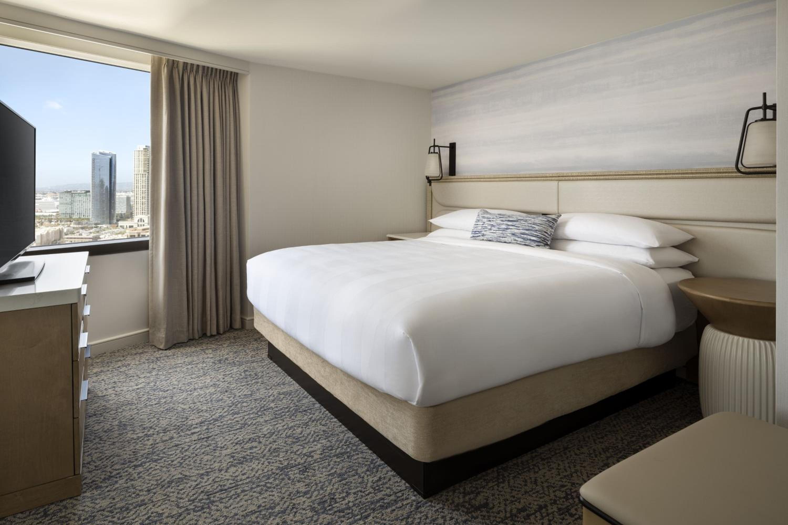 1 Bedroom Executive Suite, 1 King, Sofa bed, Bay view - Photo 6