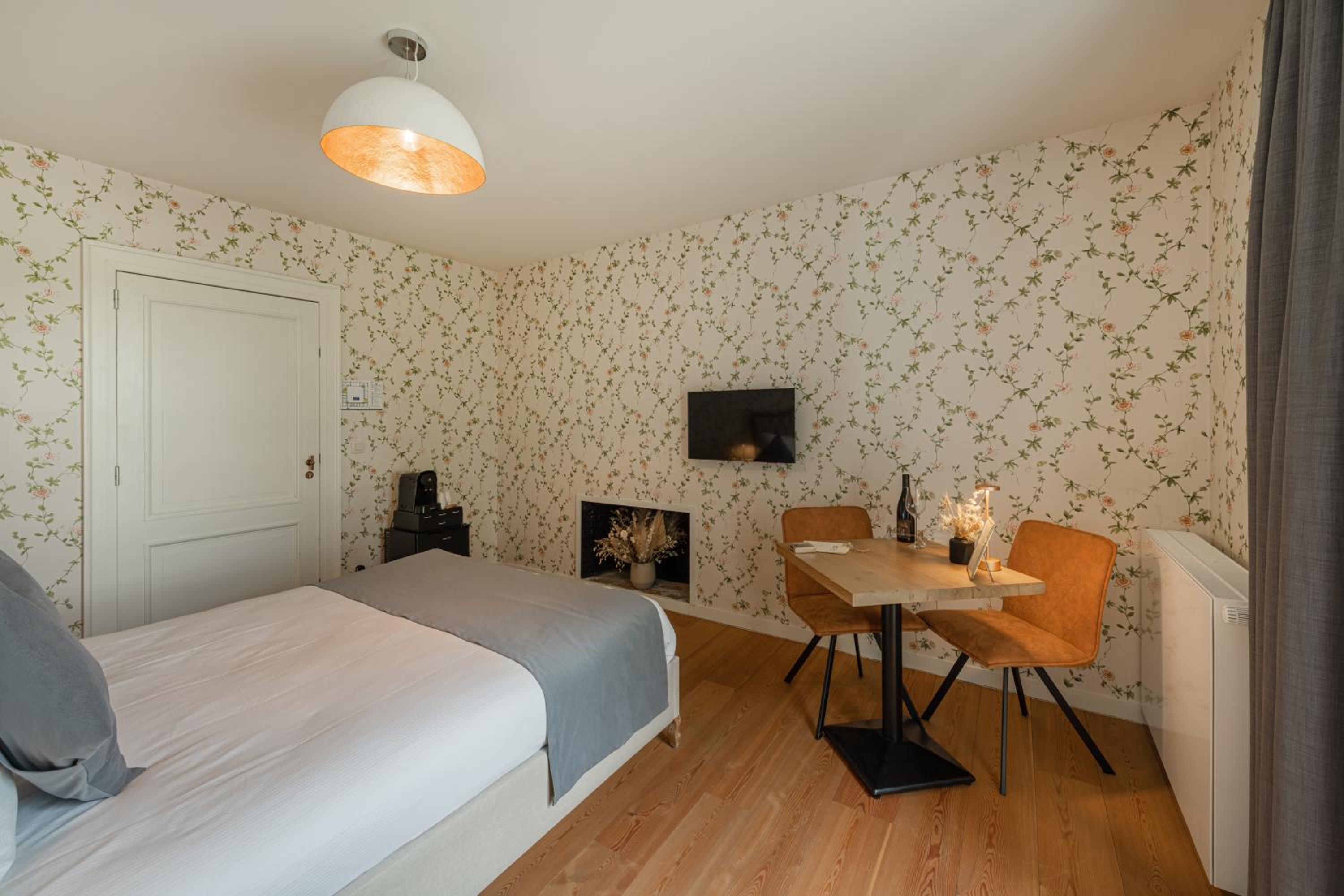 Standard King Room - Photo 13