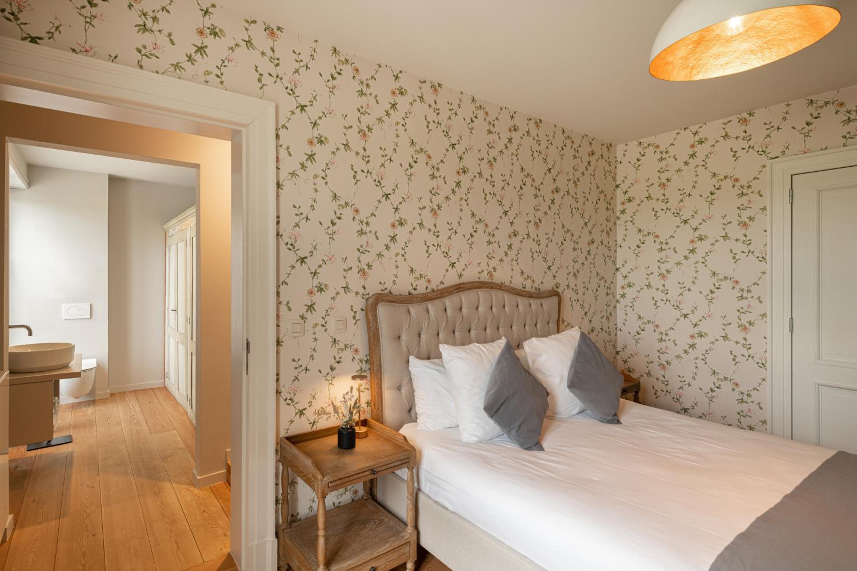 Standard King Room - Photo 12
