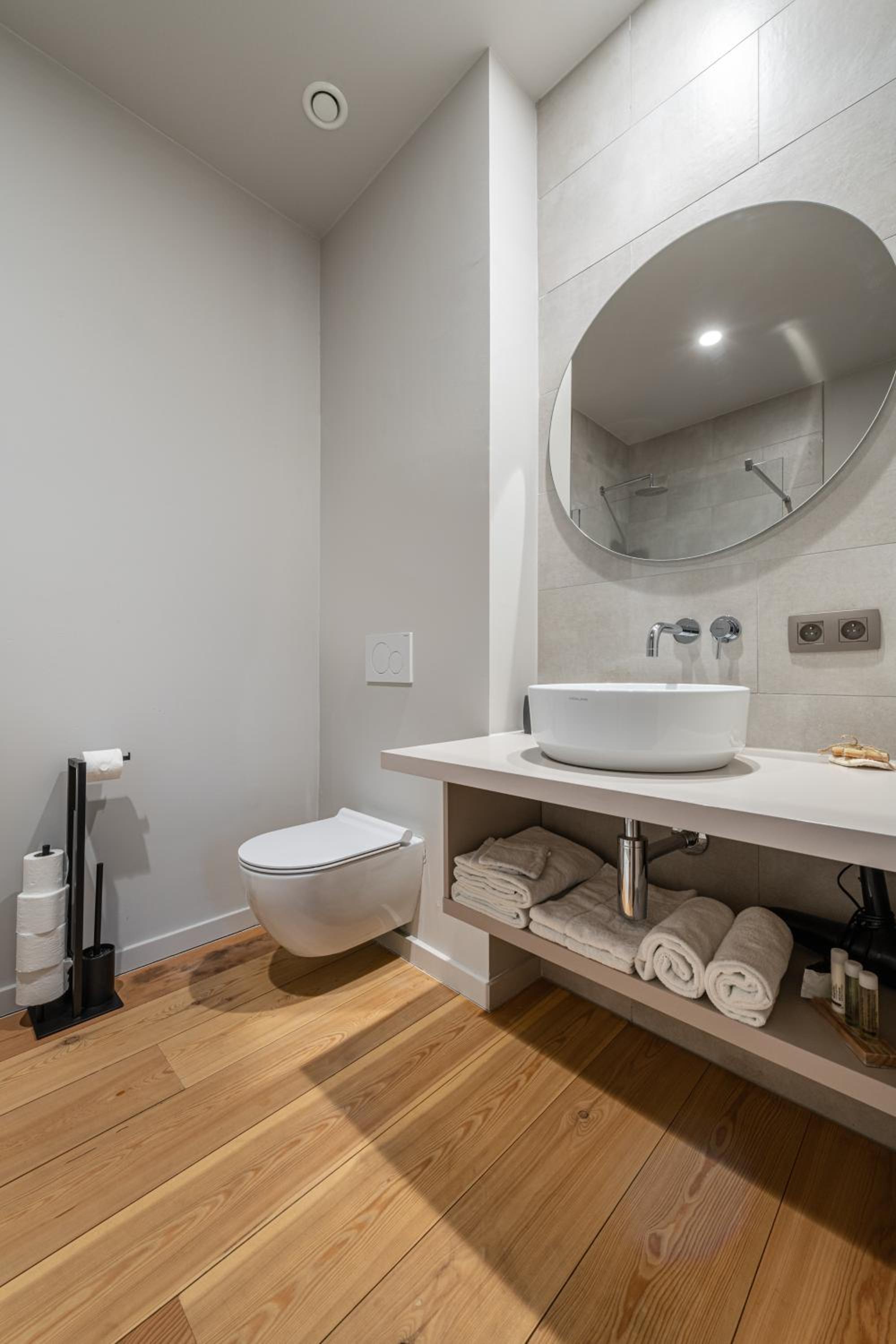 Deluxe King Room - Photo 2