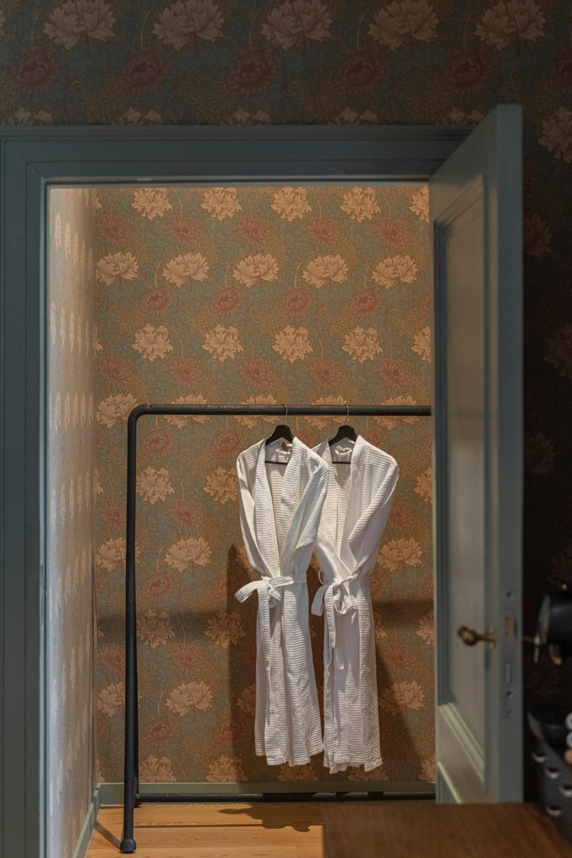 Deluxe King Room - Photo 8