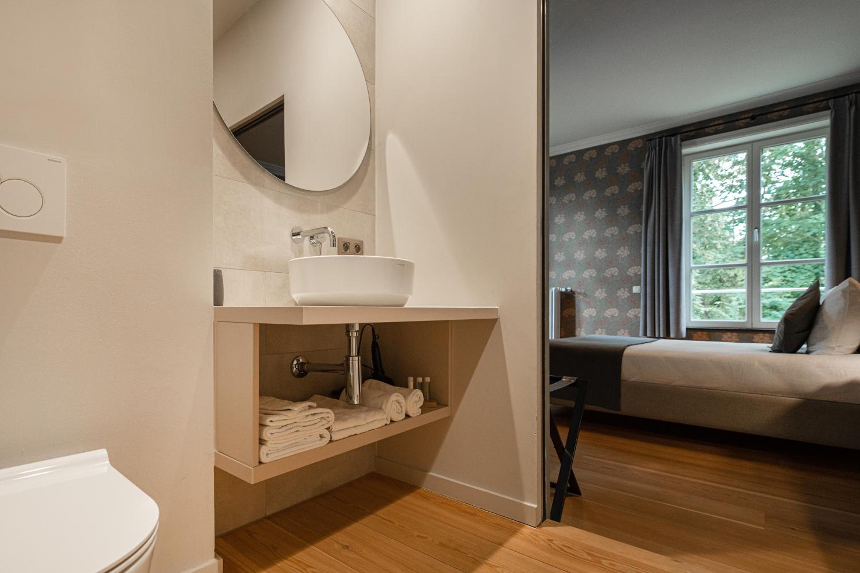 Deluxe King Room - Photo 12