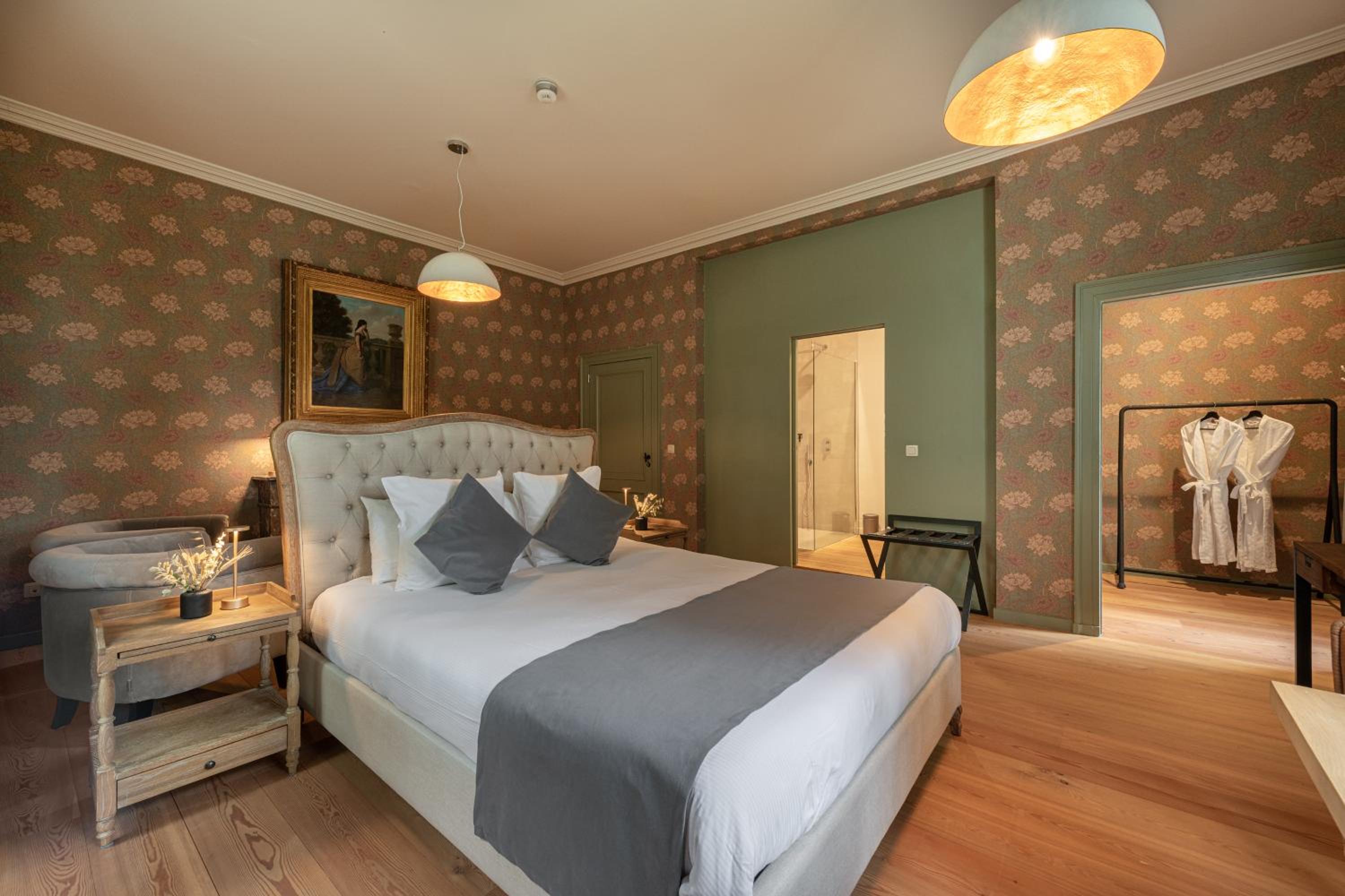 Deluxe King Room - Photo 14