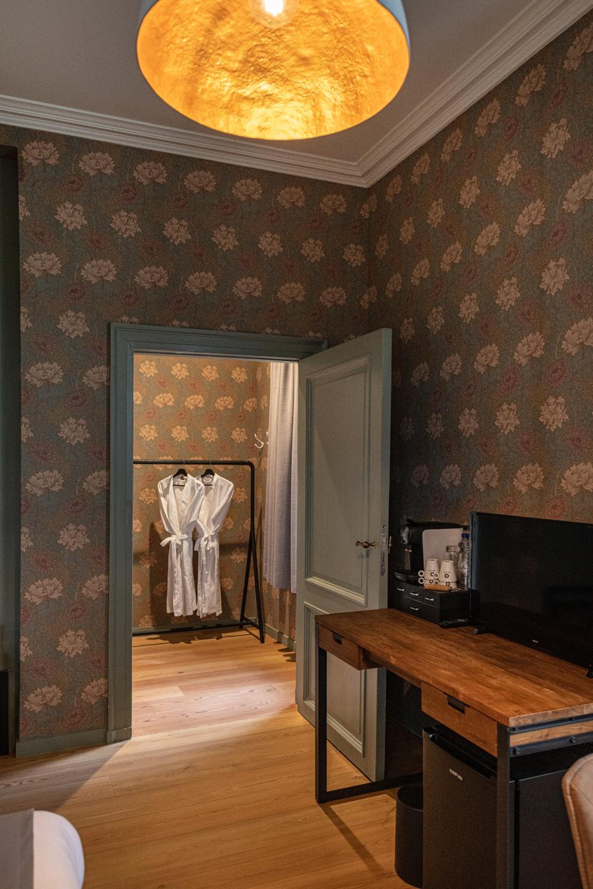 Deluxe King Room - Photo 4