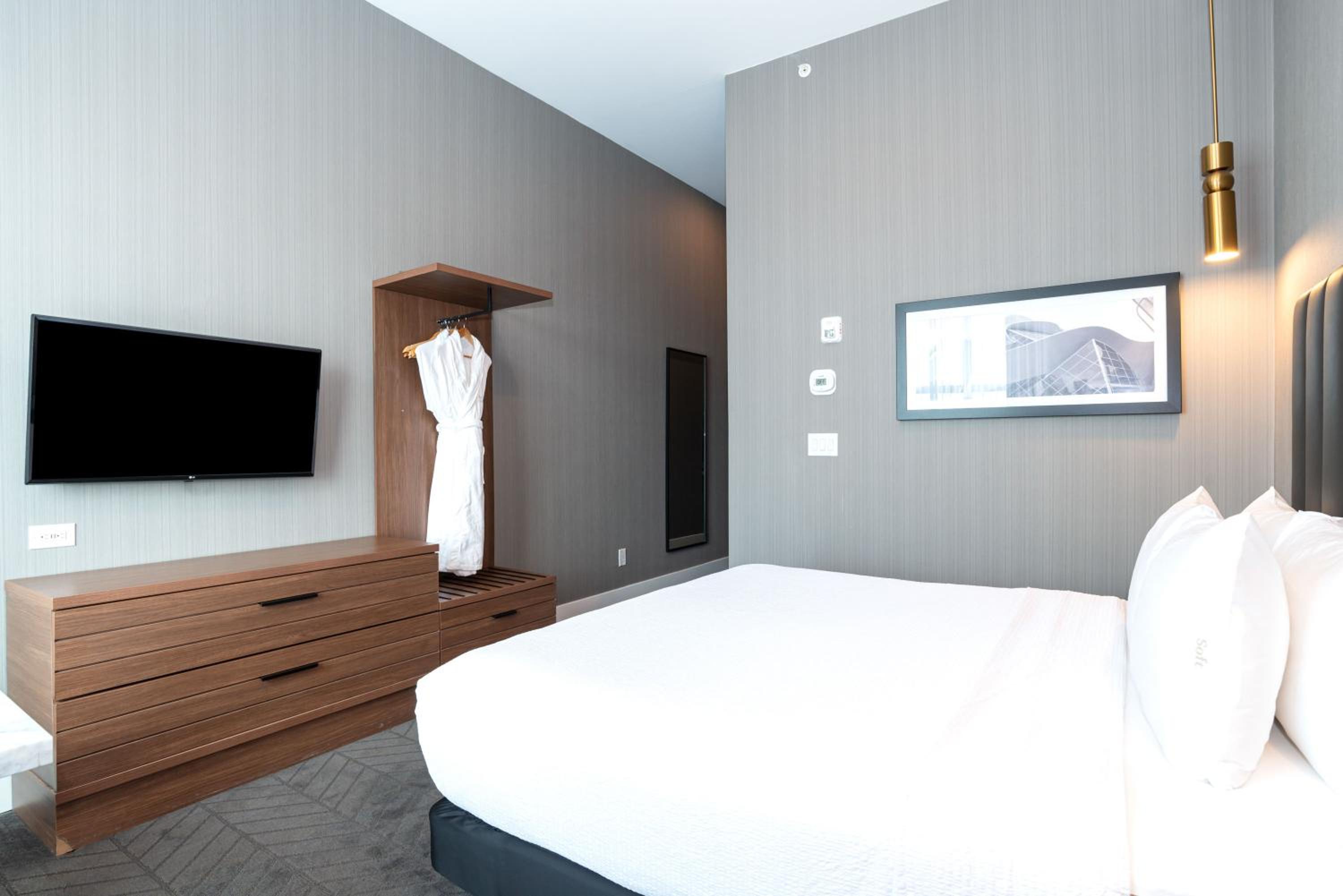 Standard Room, 1 King Bed - Photo 6