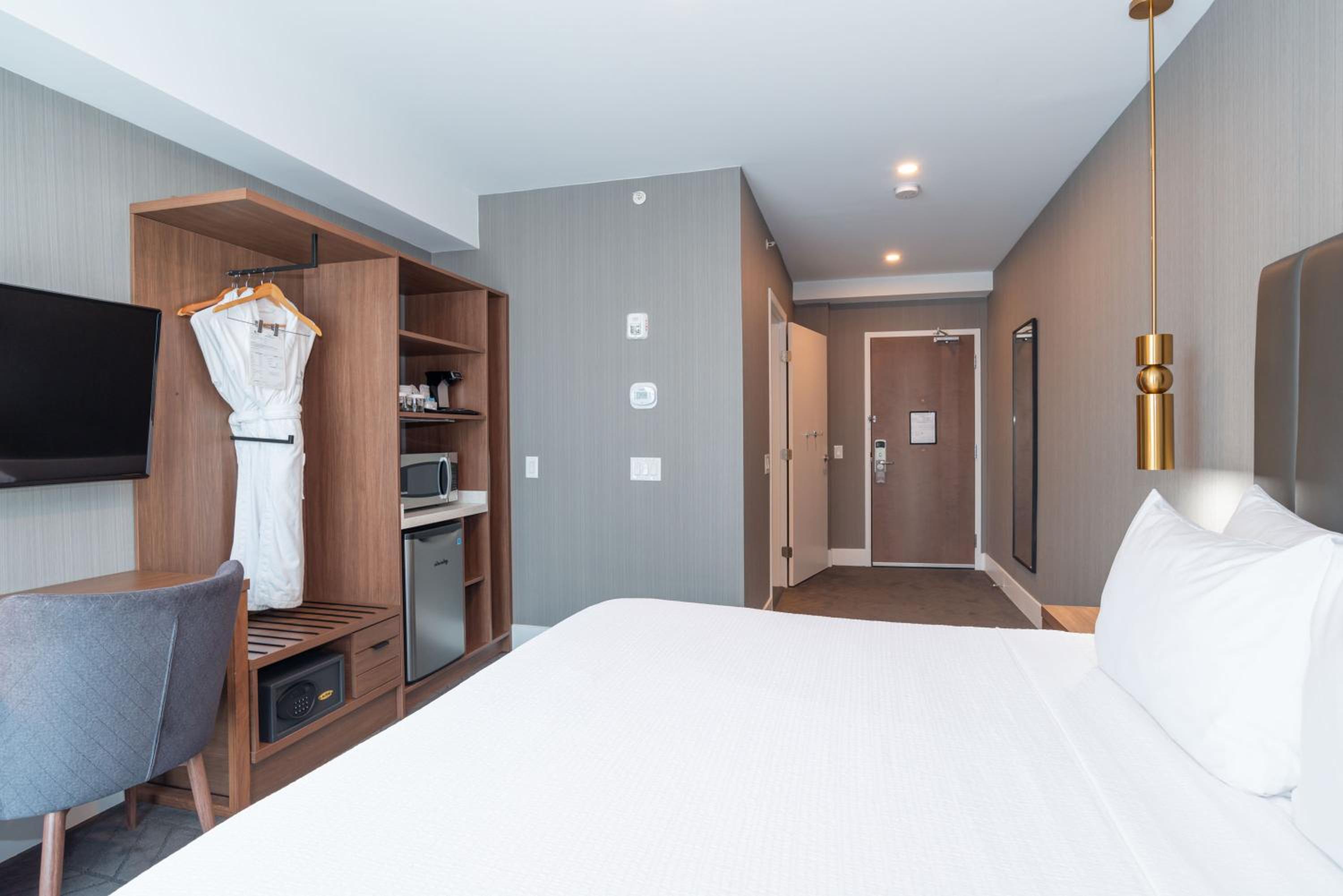 Accessible Room, 1 King Bed - Photo 2