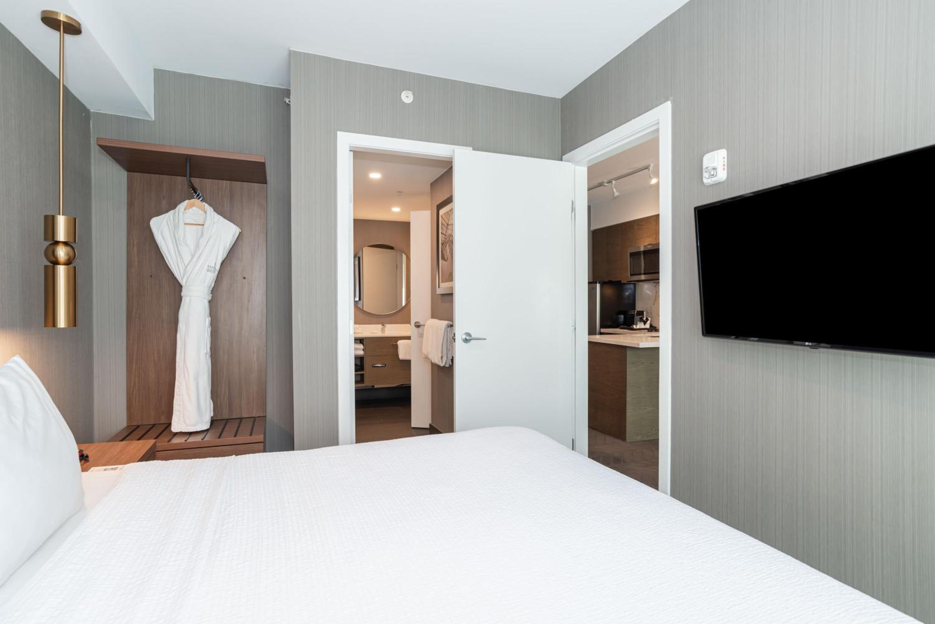 Standard Suite, 1 King Bed, Kitchen - Photo 8