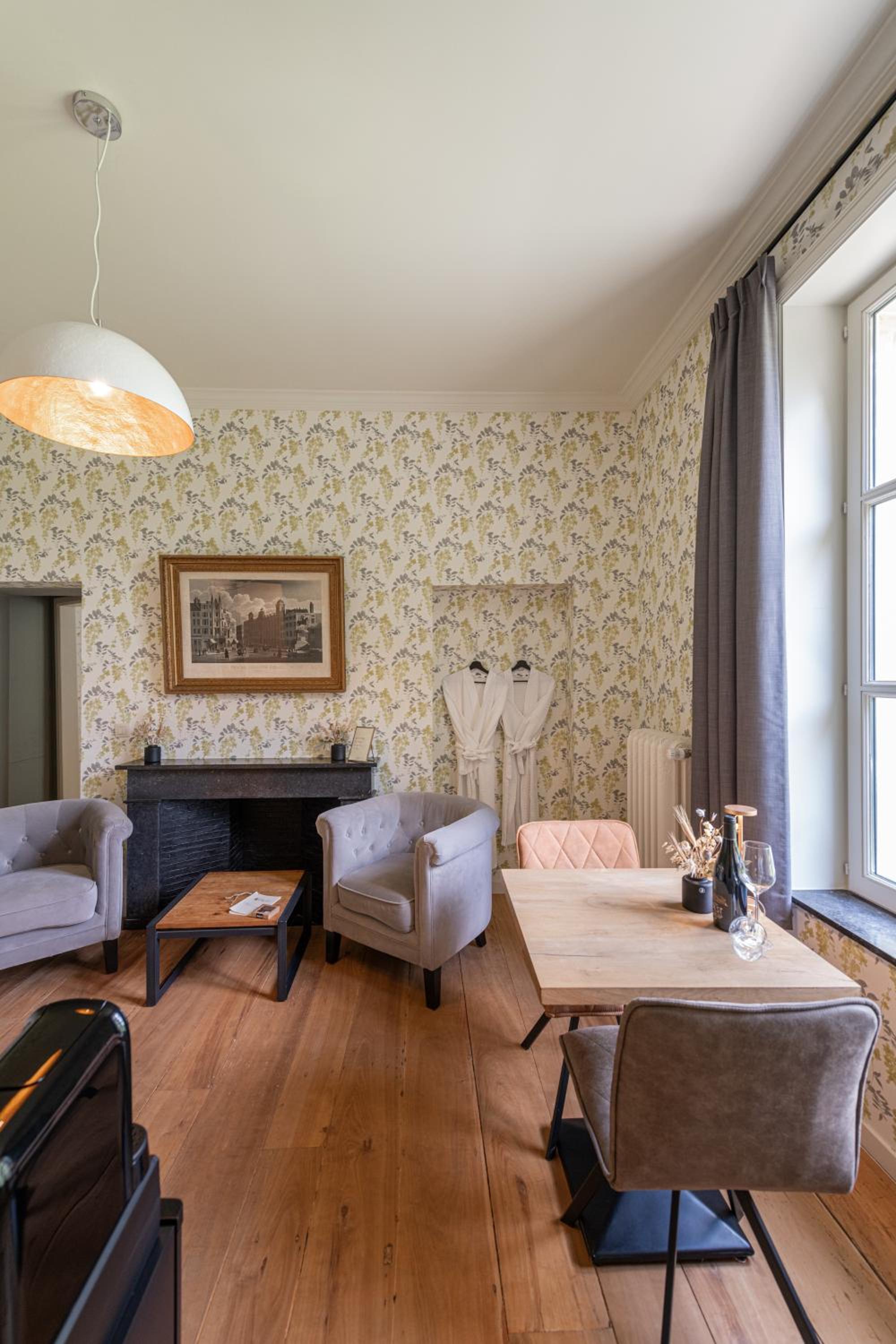 Deluxe King Suite - Photo 25