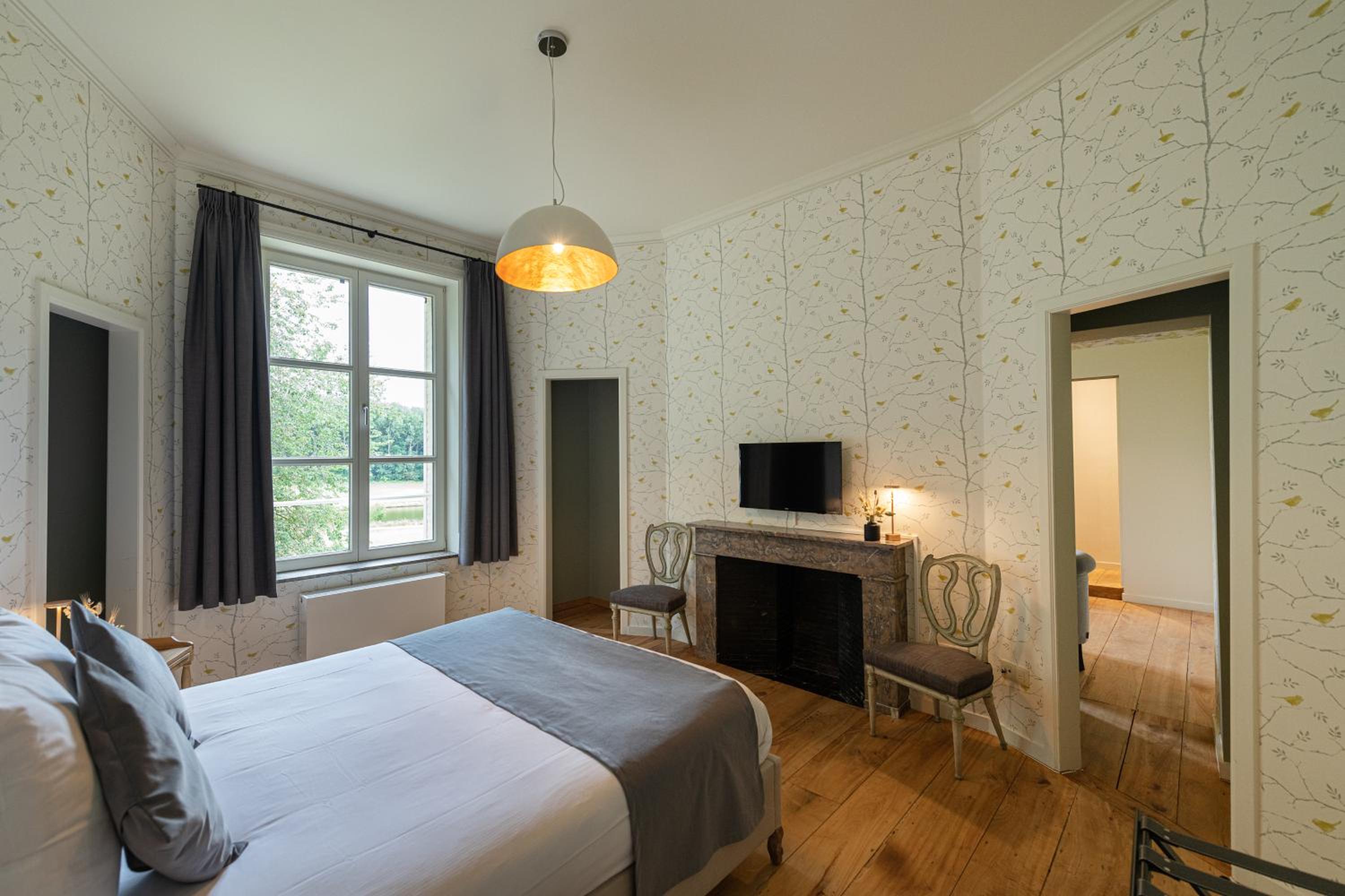 Deluxe King Suite - Photo 7