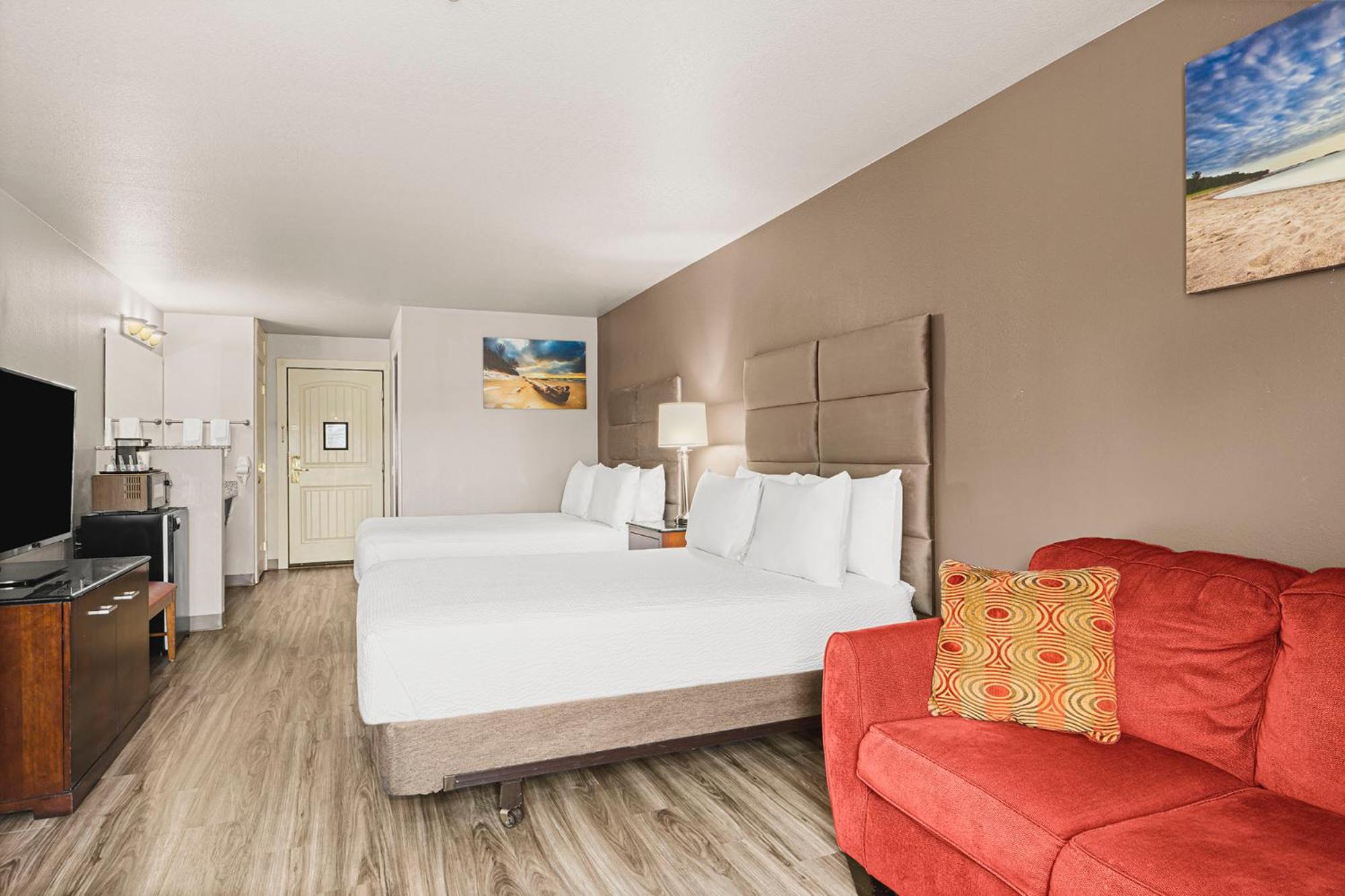 Queen Room with Two Queen Beds - Photo 4