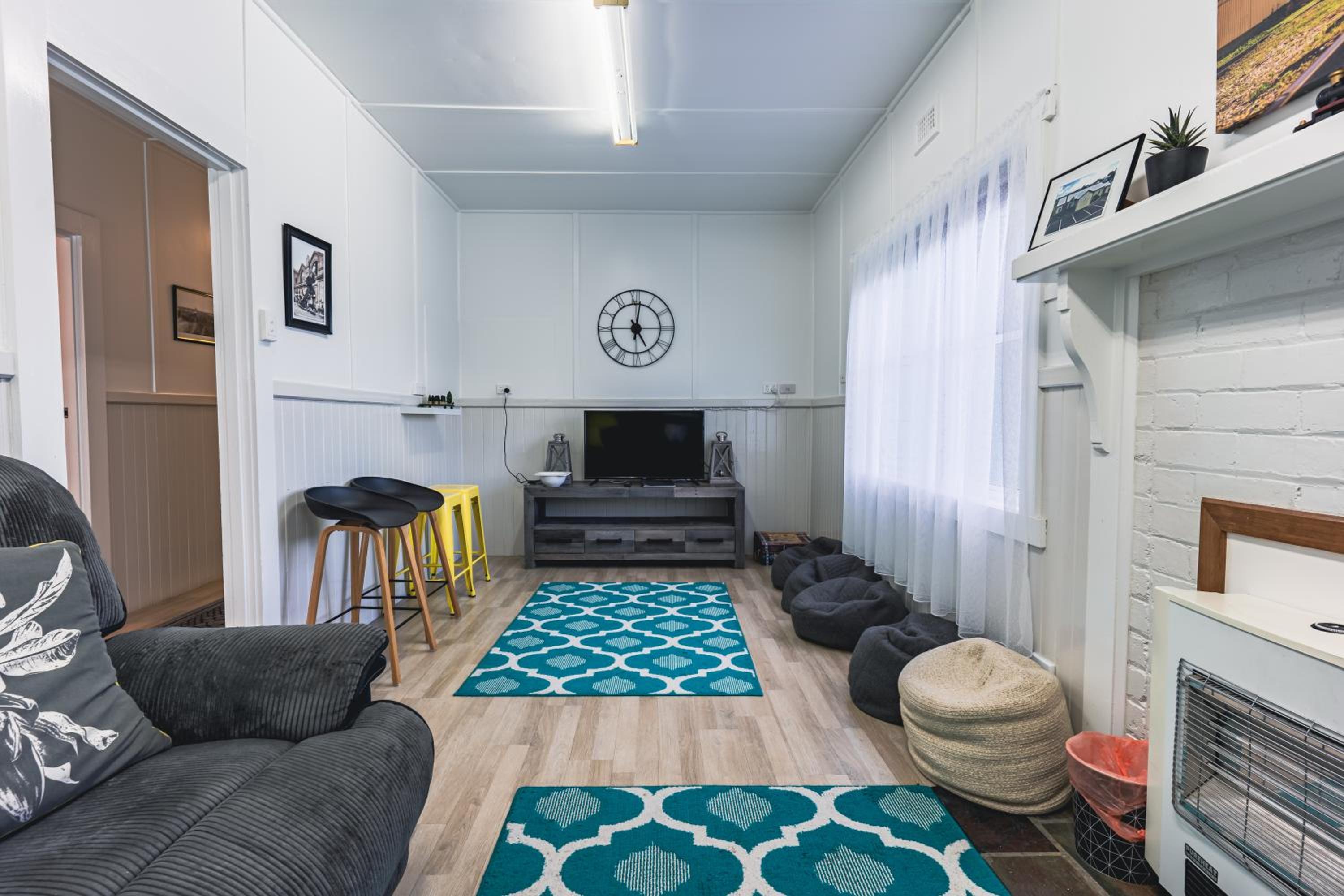 Six-Bedroom House photo 3