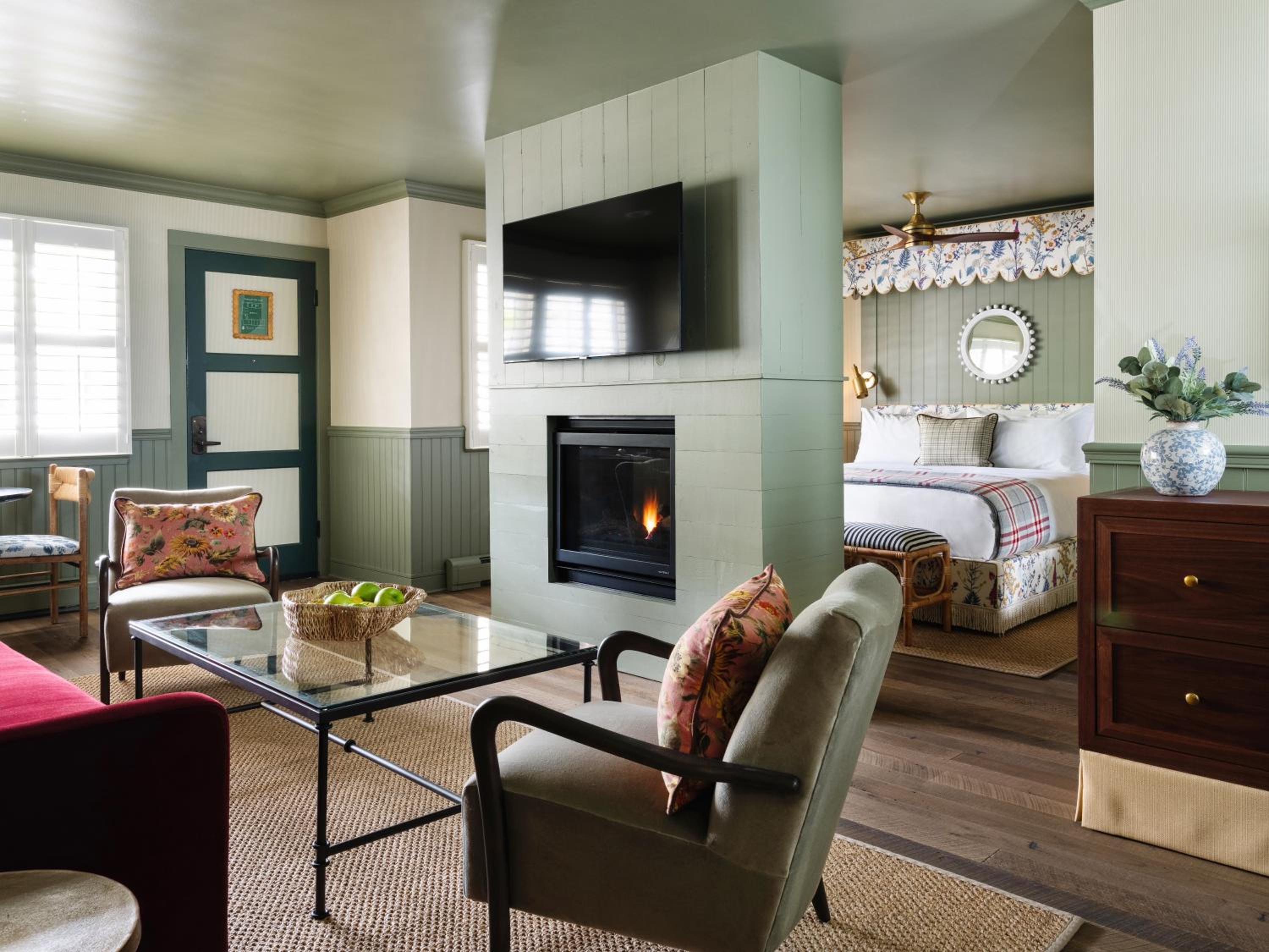 Deluxe King Suite photo 1
