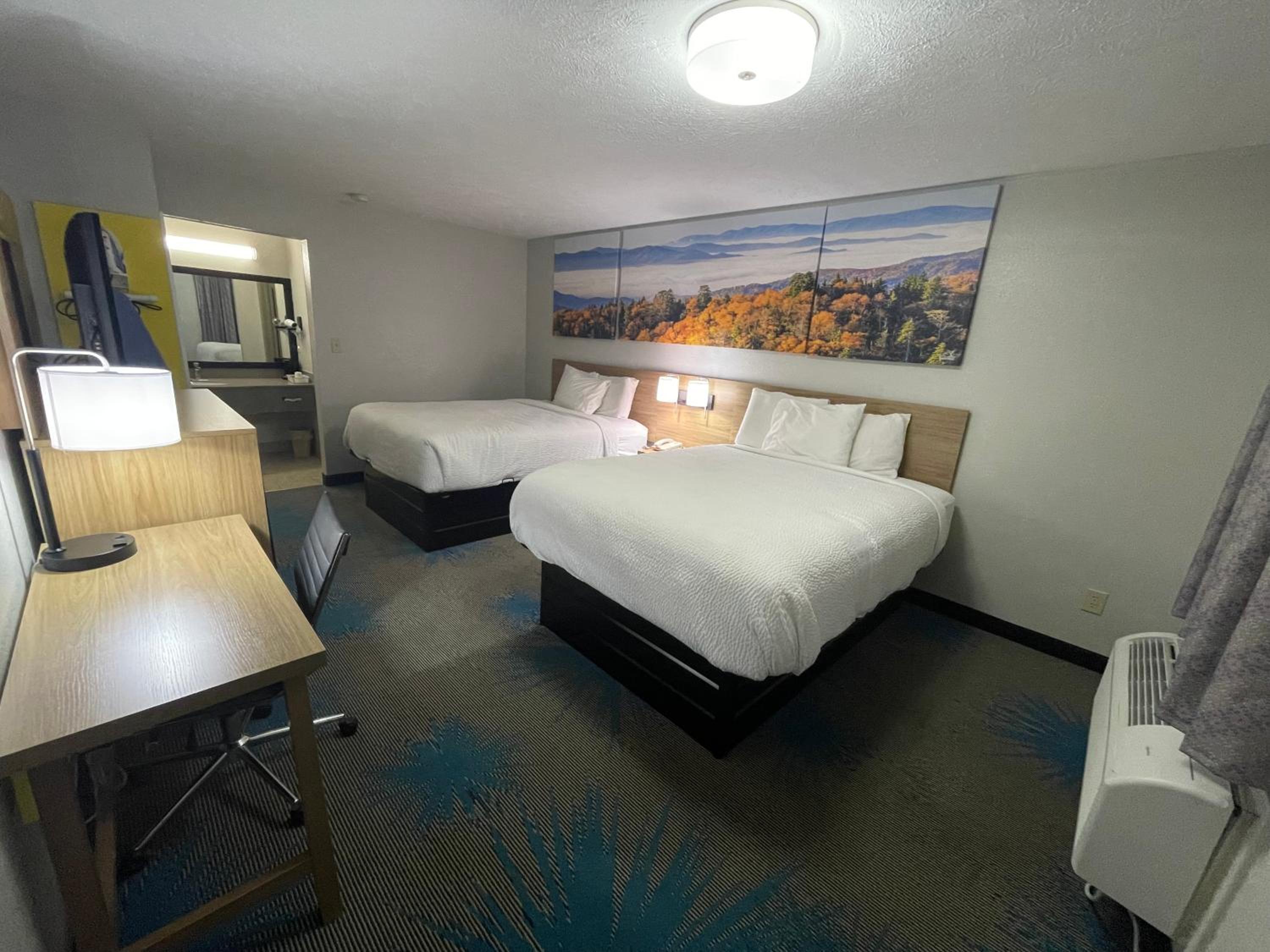 Queen Room with Two Queen Beds - Non-Smoking - Photo 2