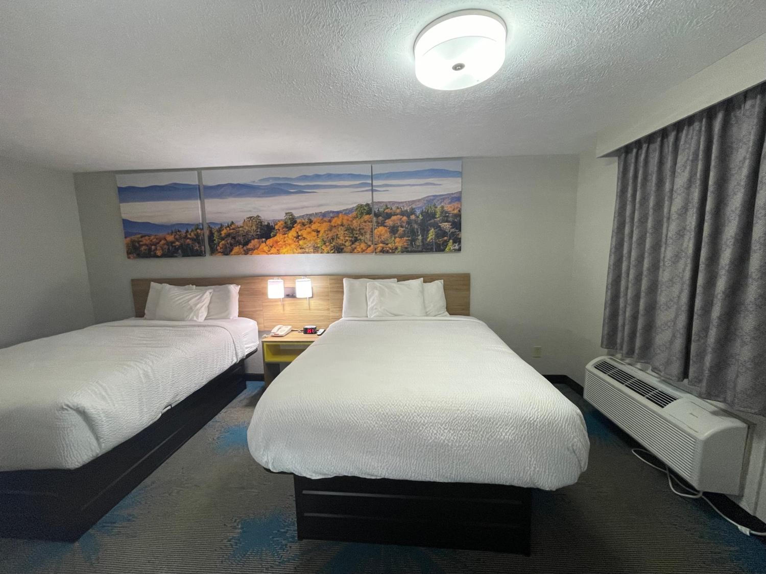 Queen Room with Two Queen Beds - Non-Smoking - Photo 5