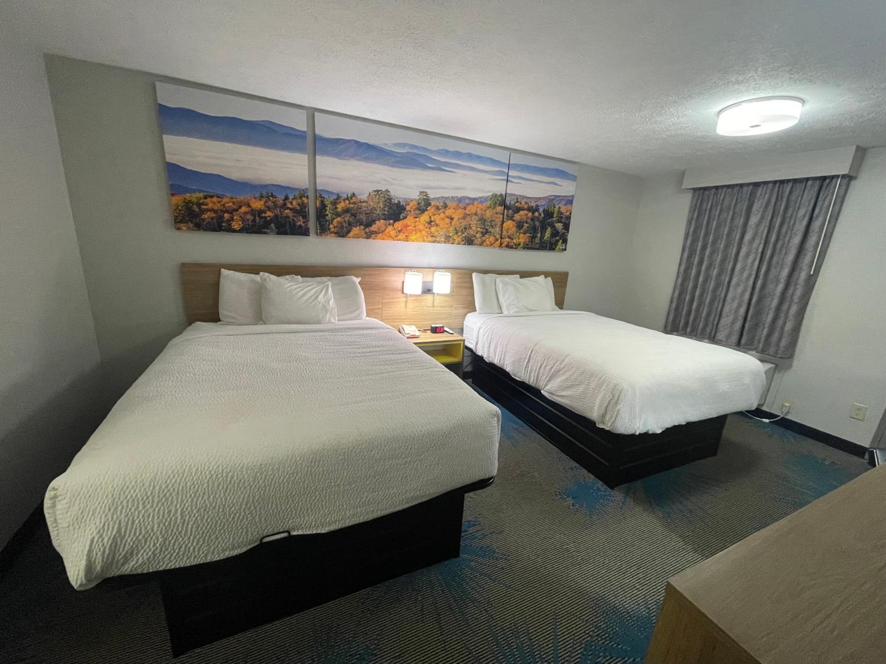 Queen Room with Two Queen Beds - Non-Smoking - Photo 4